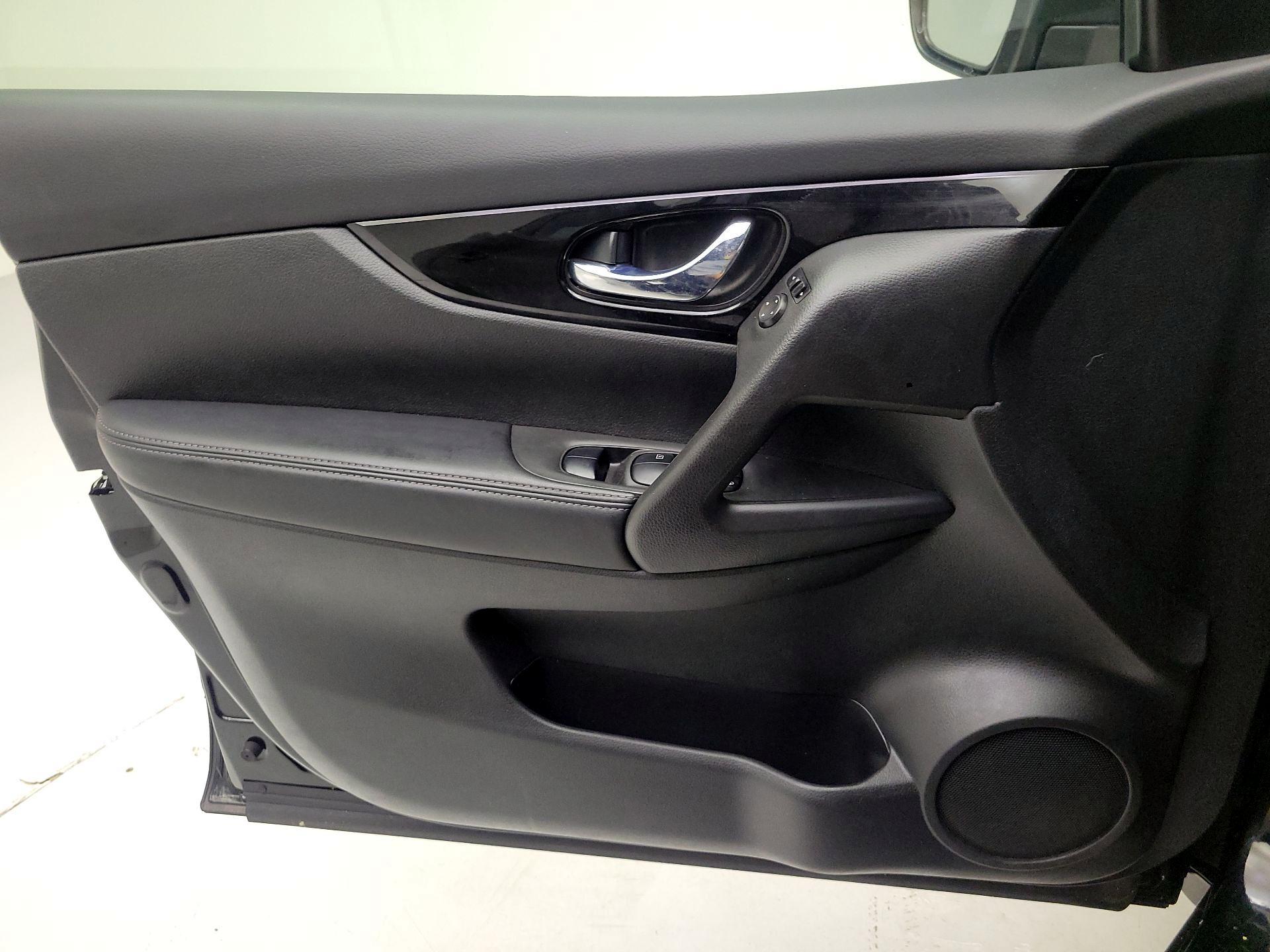 Thumbnail: 2019 Nissan Rogue Sport - 10