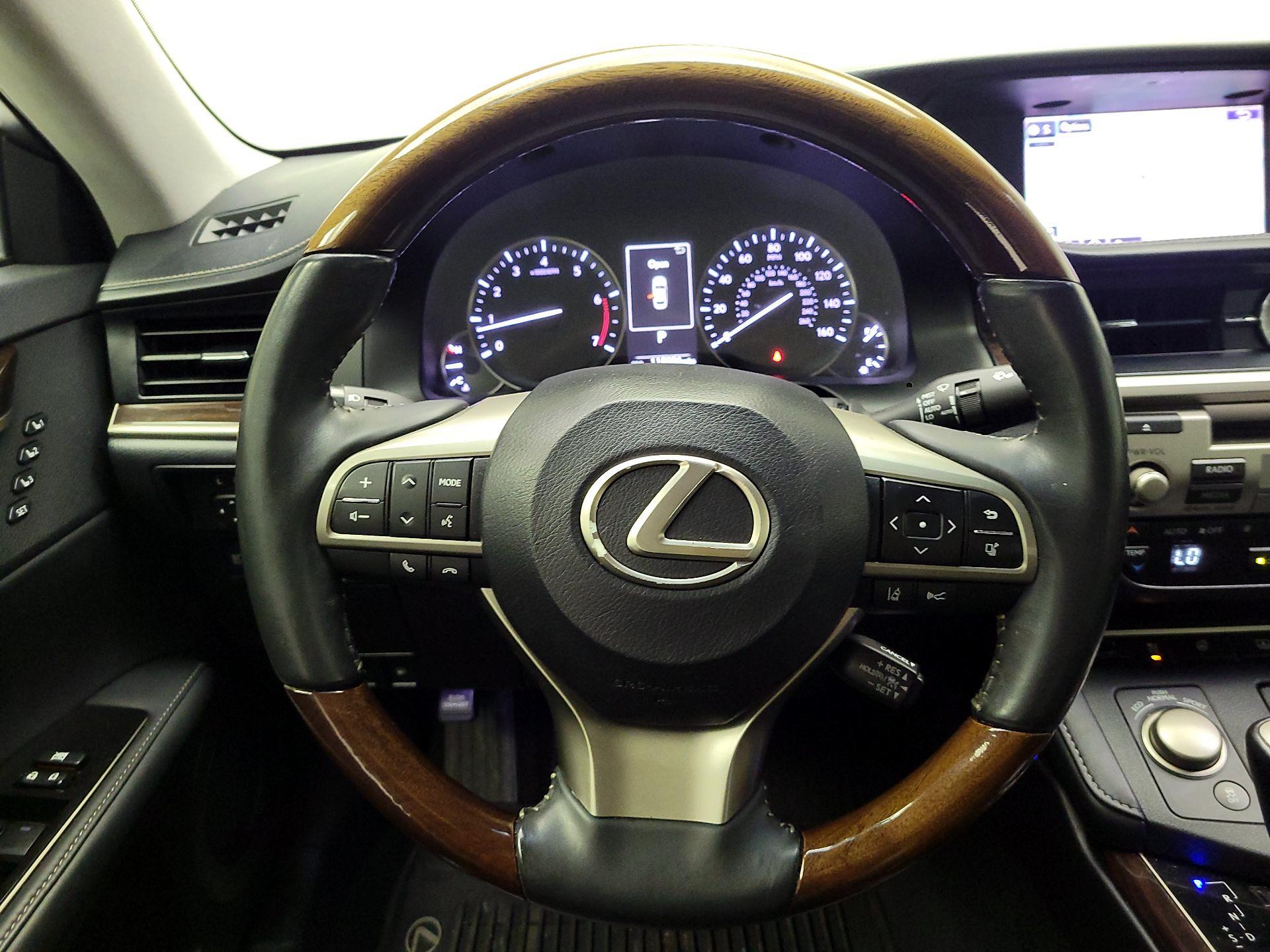 Thumbnail: 2016 Lexus ES - 10