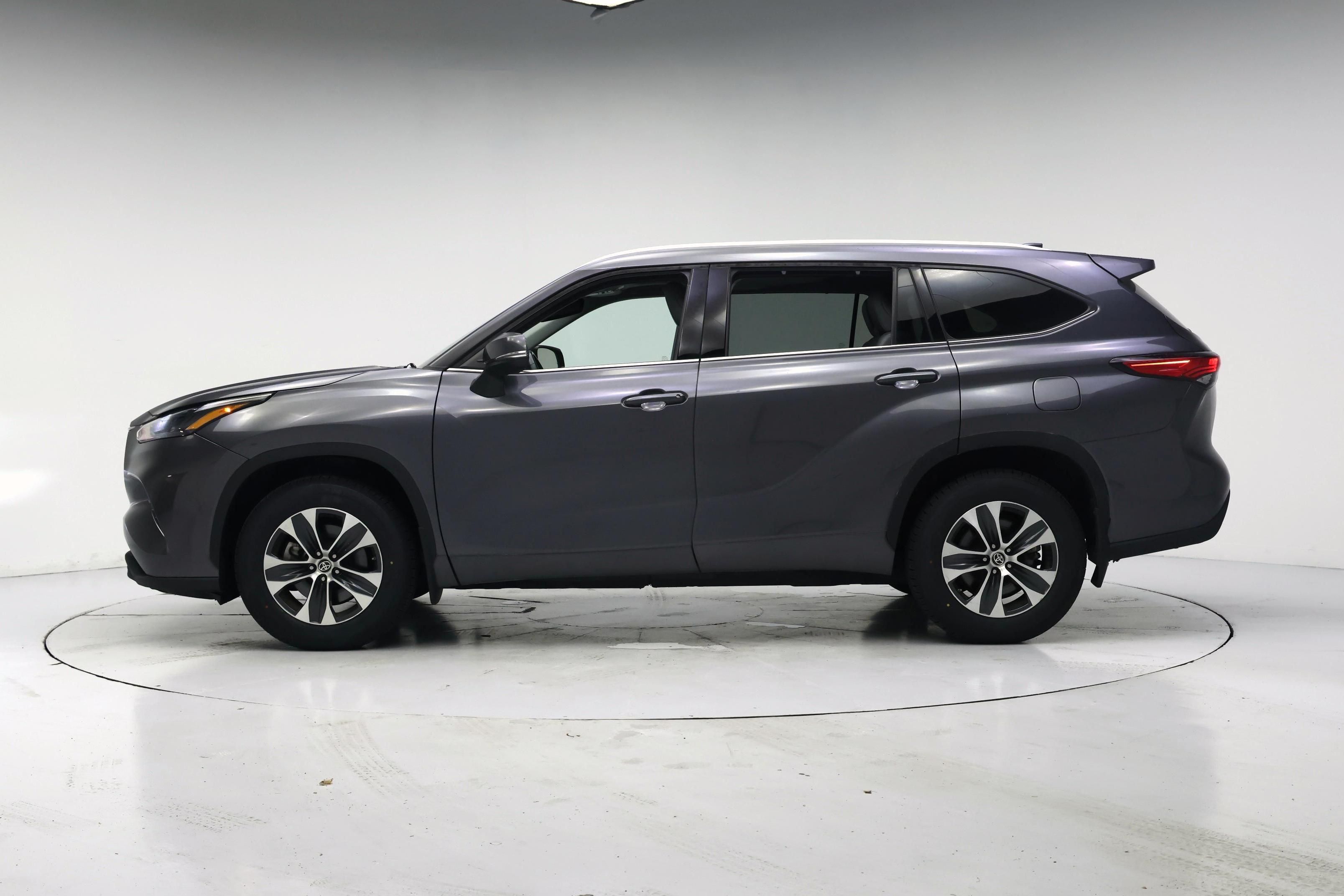 Thumbnail: 2022 Toyota Highlander - 3