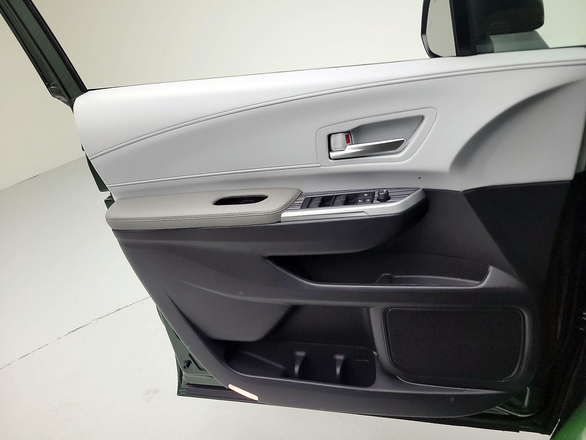 Thumbnail: 2025 Toyota Sienna - 10