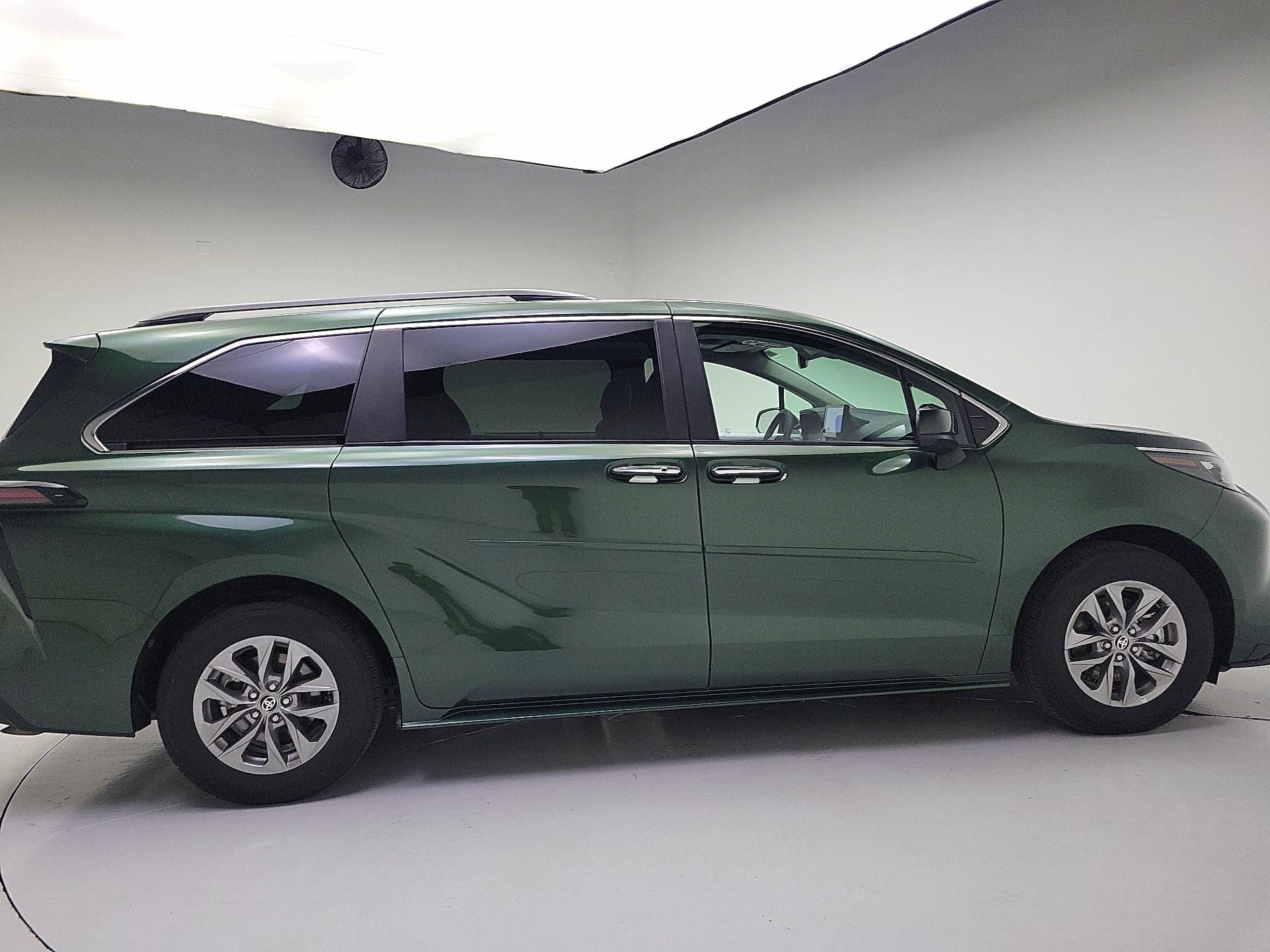 Thumbnail: 2025 Toyota Sienna - 4