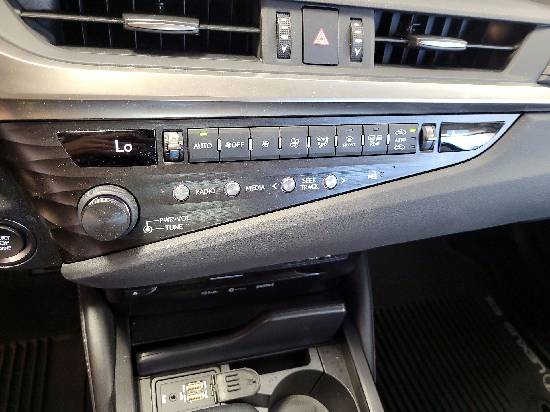 Thumbnail: 2020 Lexus ES - 15