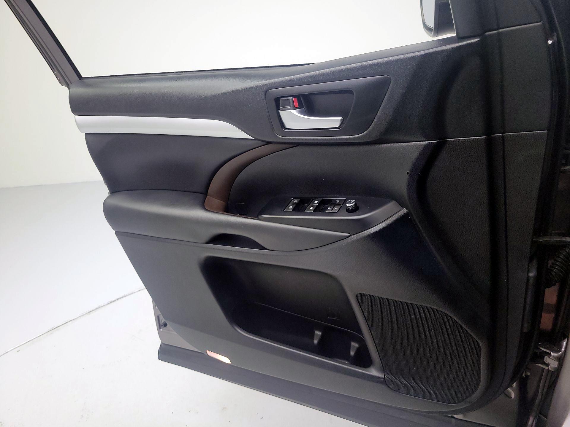 Thumbnail: 2019 Toyota Highlander - 10