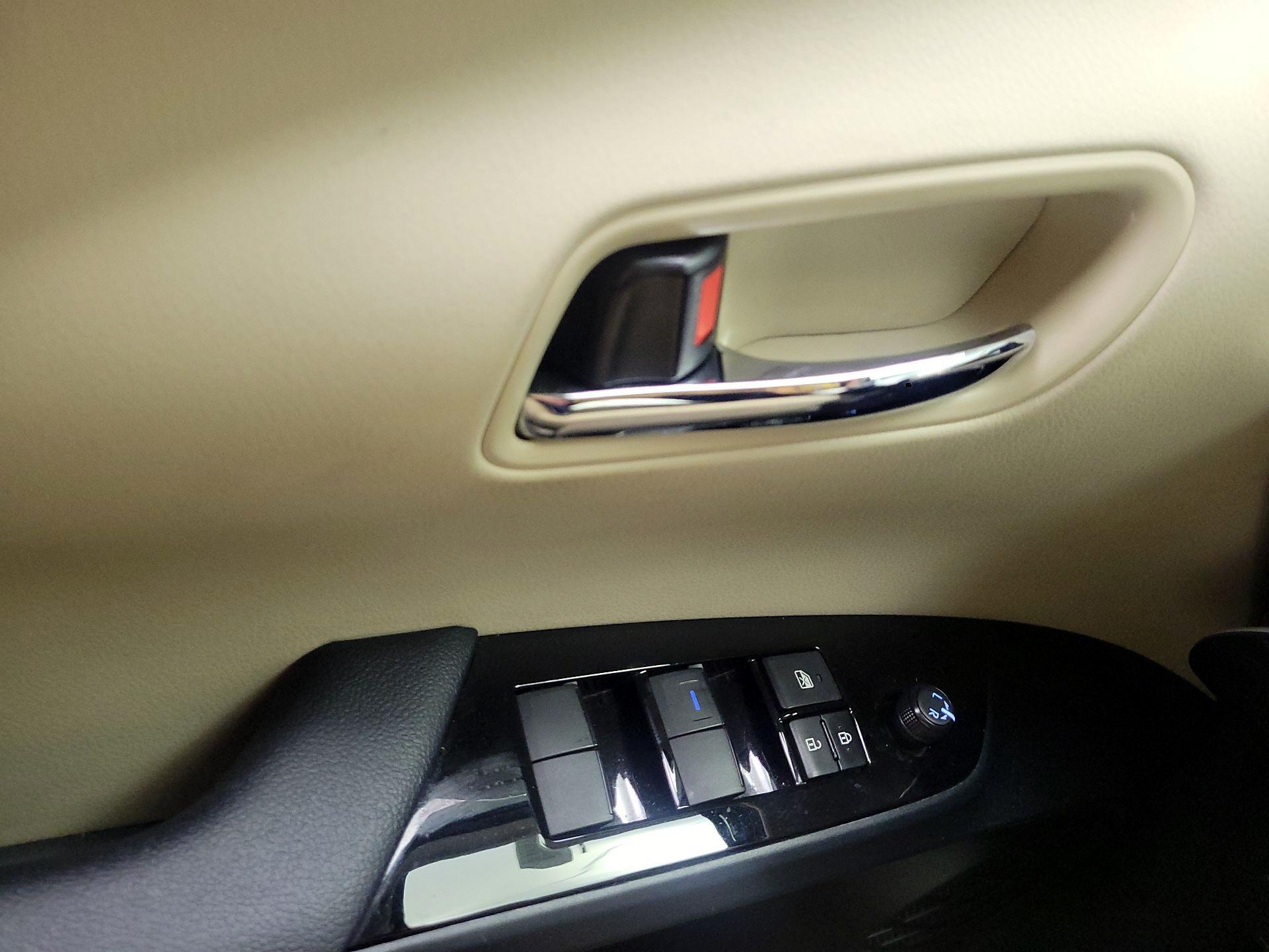 Thumbnail: 2021 Toyota Prius - 10