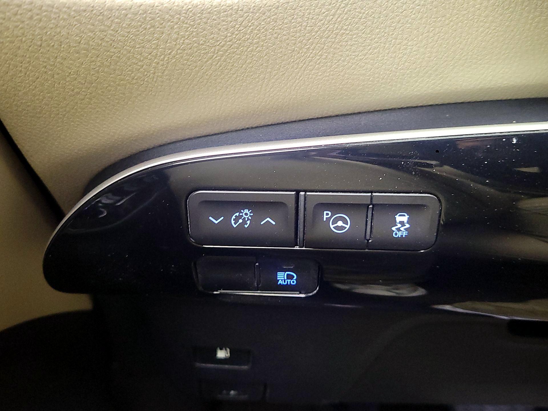 Thumbnail: 2021 Toyota Prius - 11