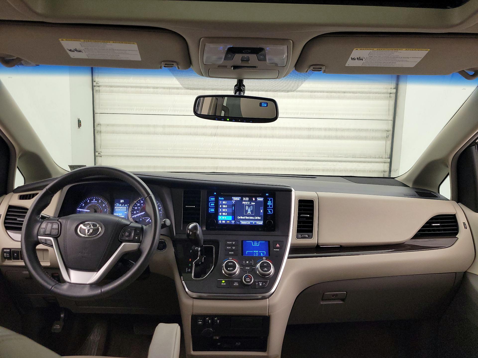 Thumbnail: 2017 Toyota Sienna - 9