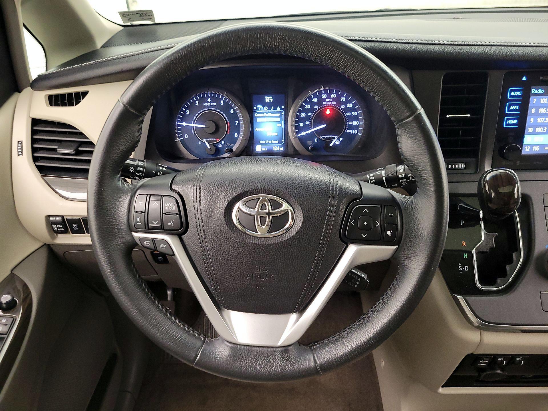 Thumbnail: 2017 Toyota Sienna - 10