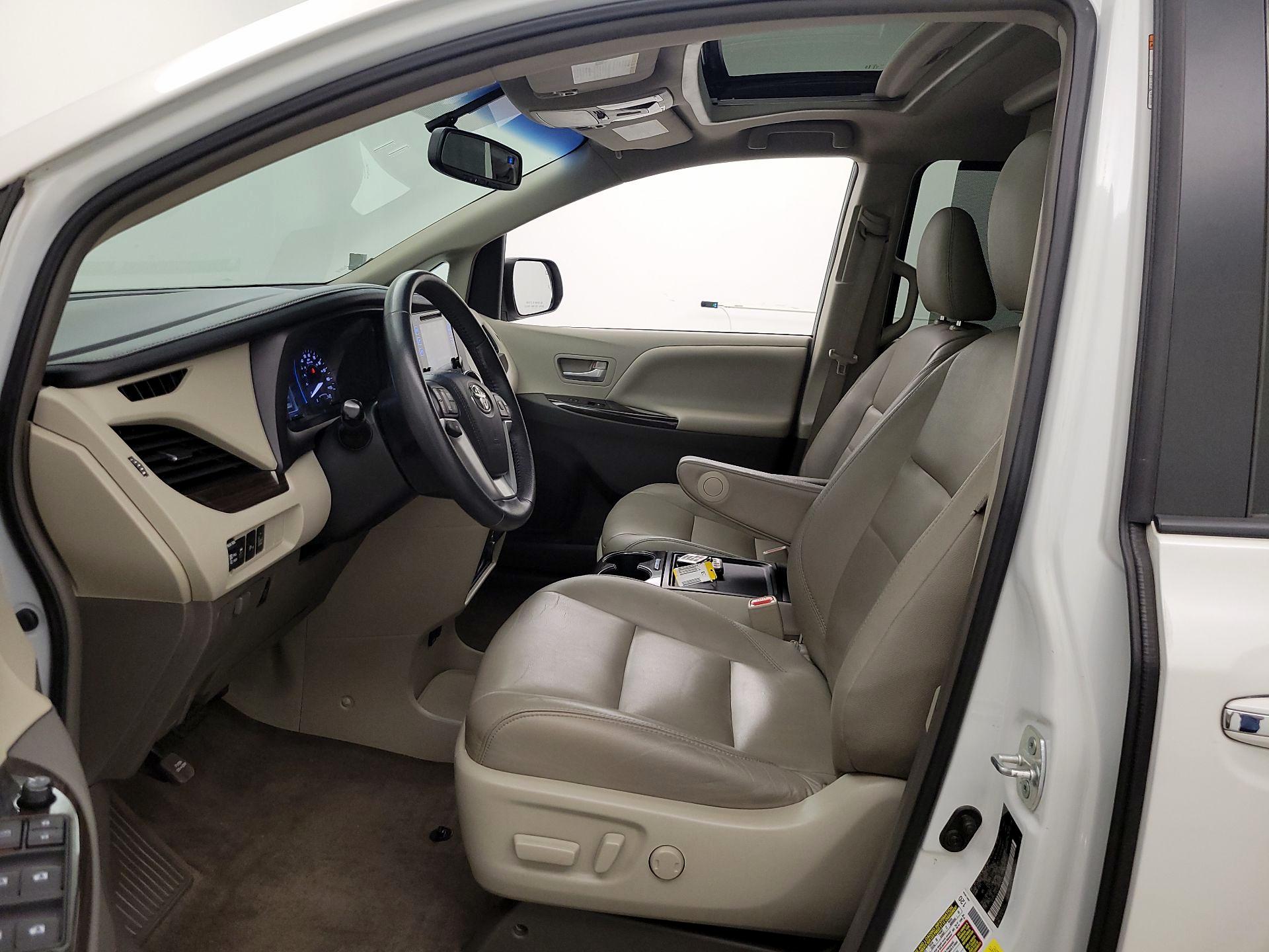 Thumbnail: 2017 Toyota Sienna - 11