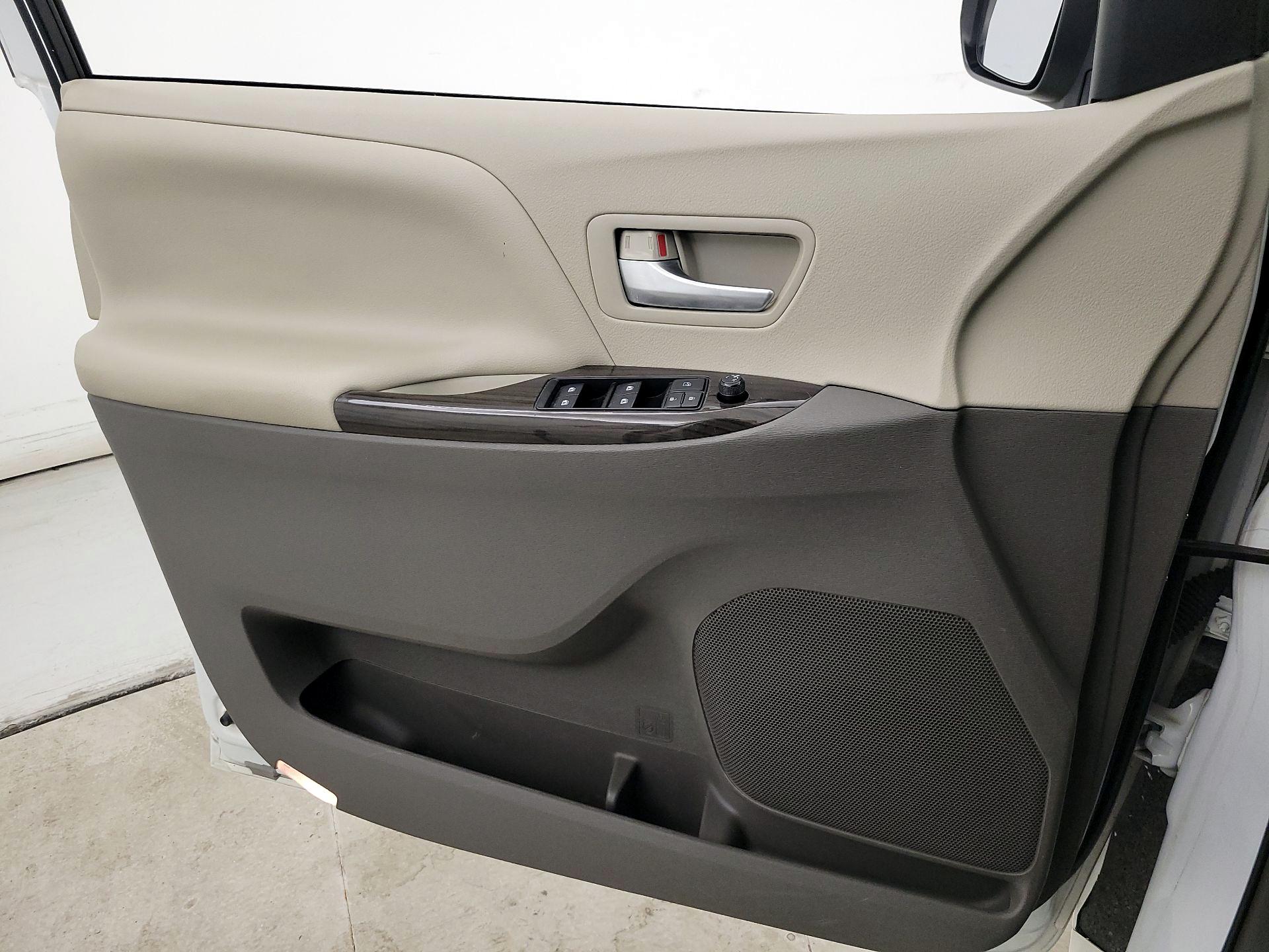 Thumbnail: 2017 Toyota Sienna - 12