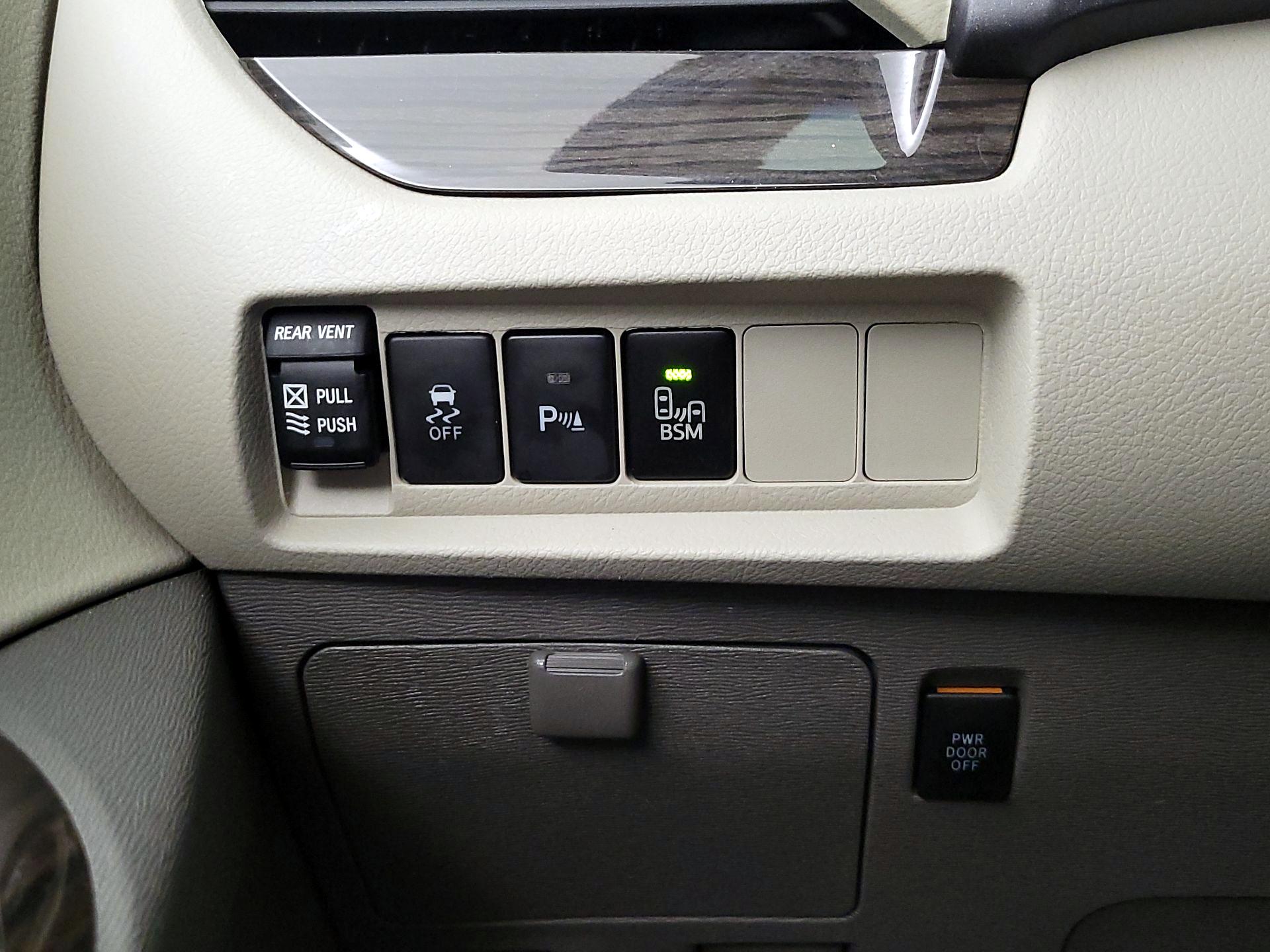 Thumbnail: 2017 Toyota Sienna - 13