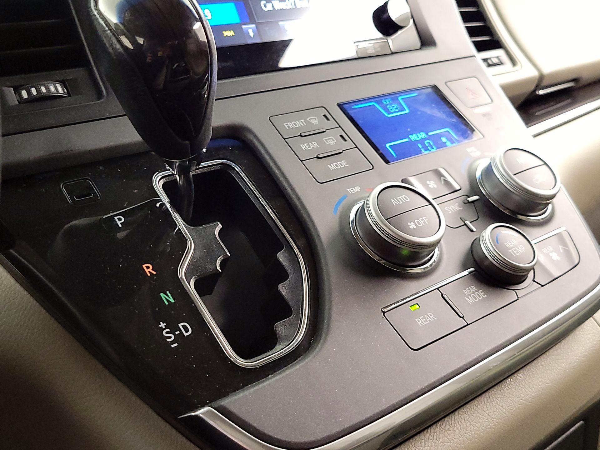 Thumbnail: 2017 Toyota Sienna - 17