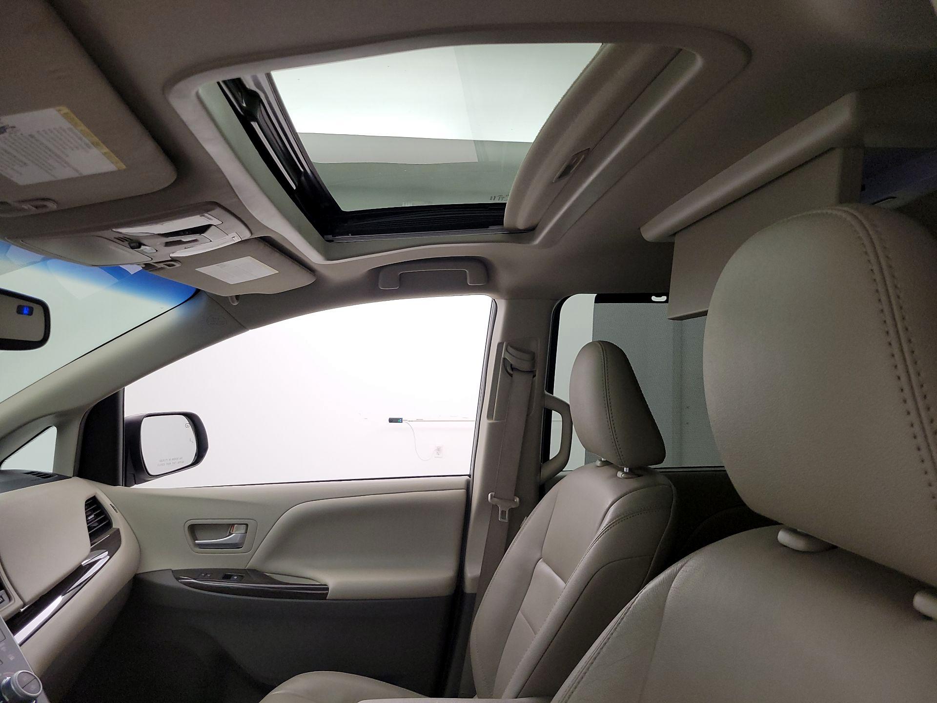 Thumbnail: 2017 Toyota Sienna - 19