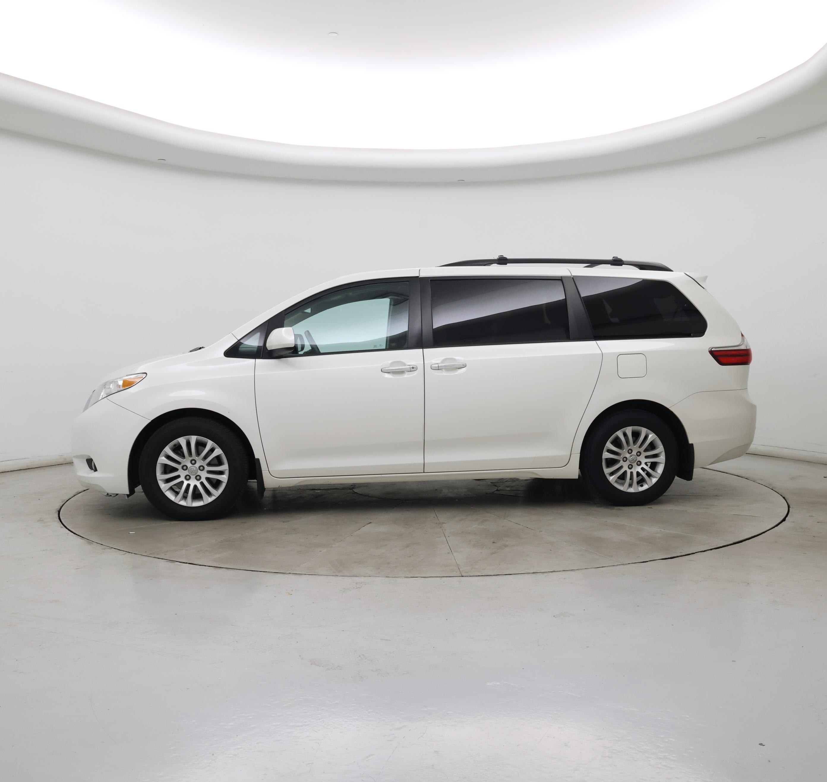 Thumbnail: 2017 Toyota Sienna - 3