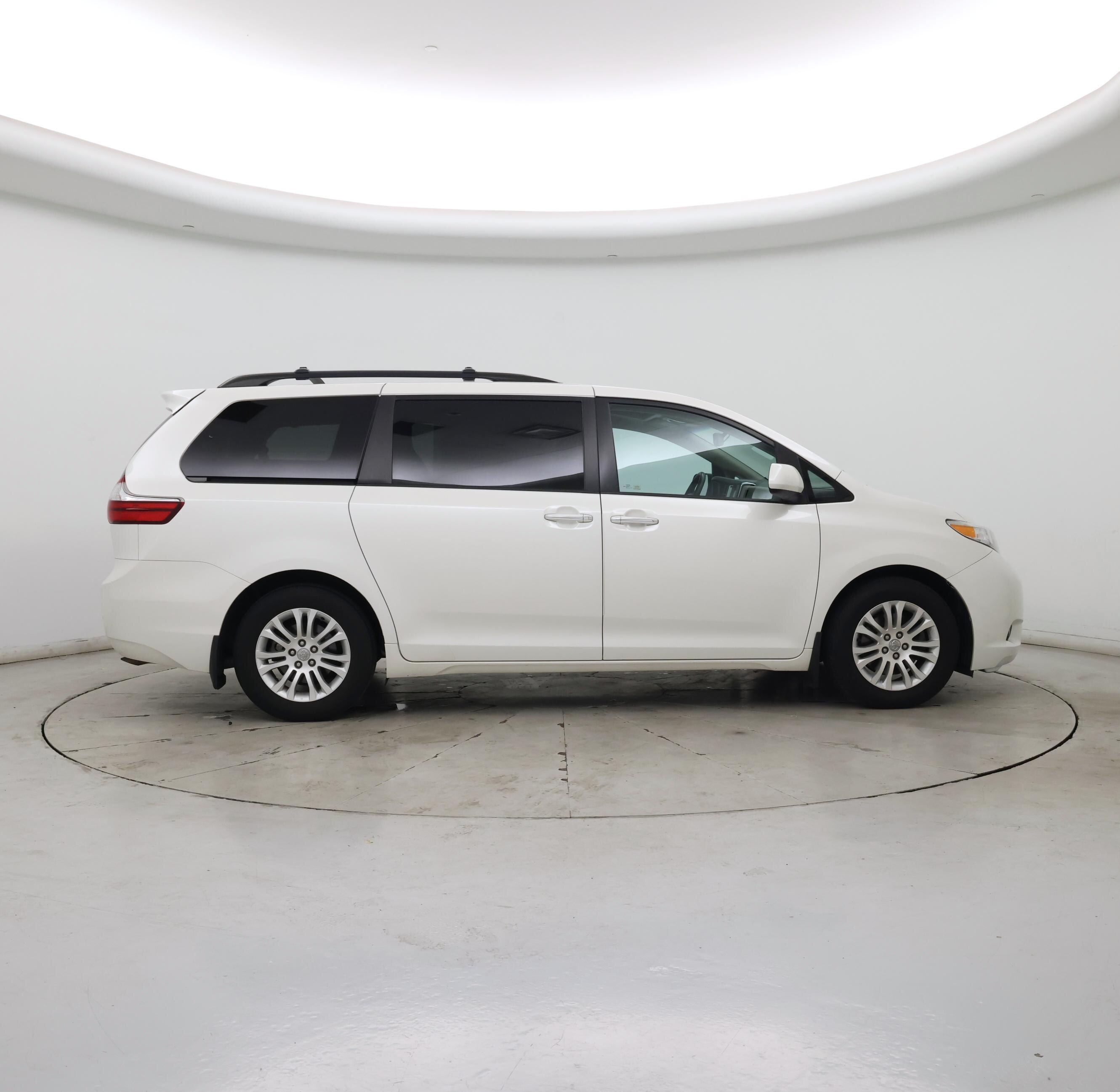 Thumbnail: 2017 Toyota Sienna - 7