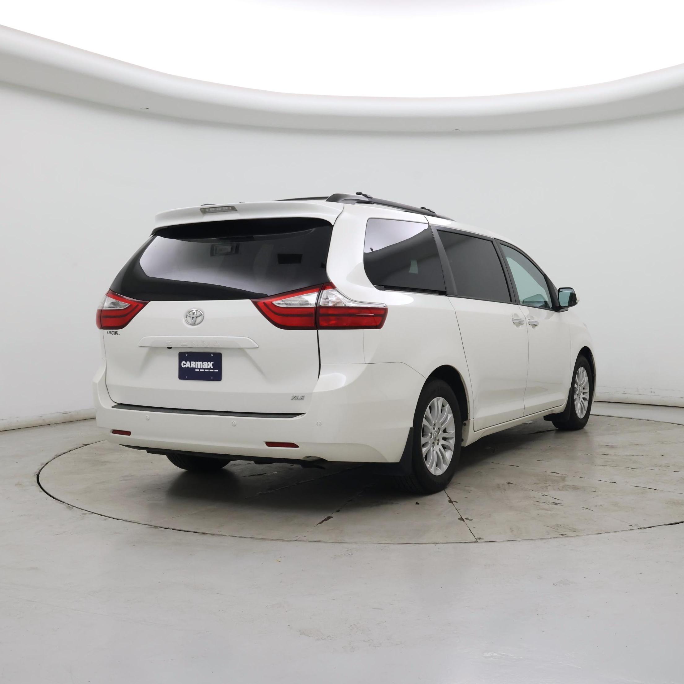 Thumbnail: 2017 Toyota Sienna - 8