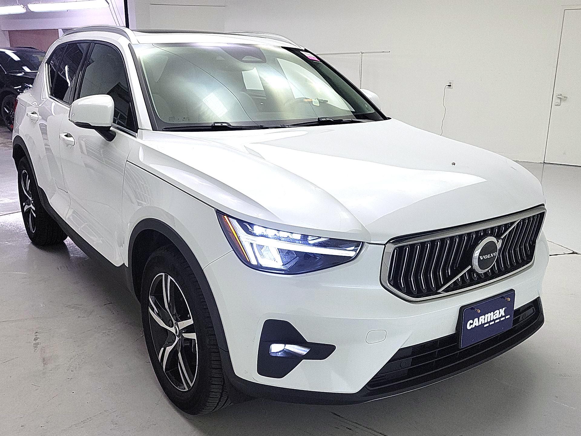 Thumbnail: 2023 Volvo XC40 - 1