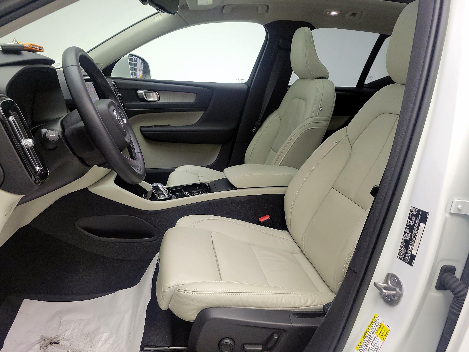 Thumbnail: 2023 Volvo XC40 - 9