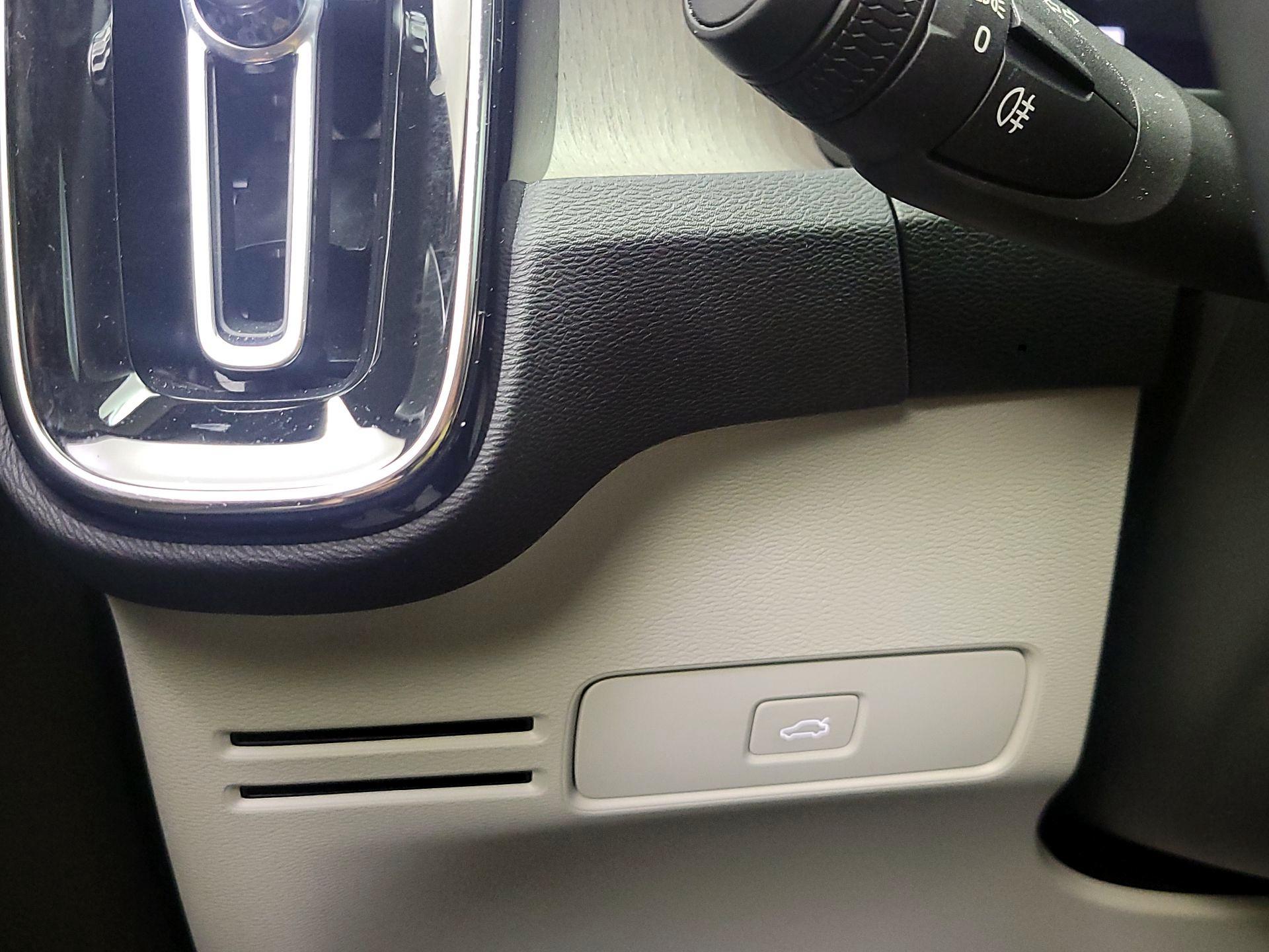 Thumbnail: 2023 Volvo XC40 - 11