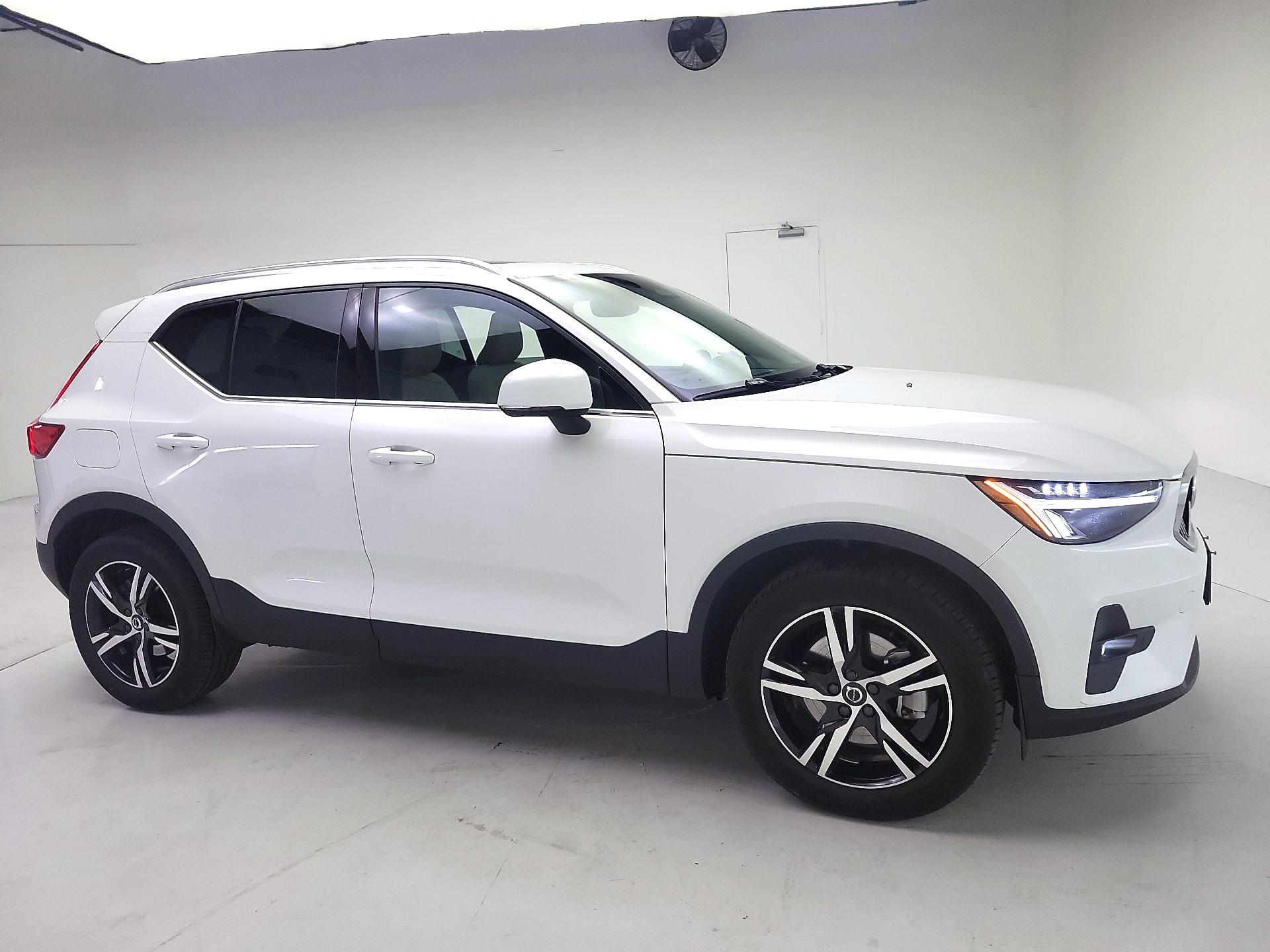Thumbnail: 2023 Volvo XC40 - 4