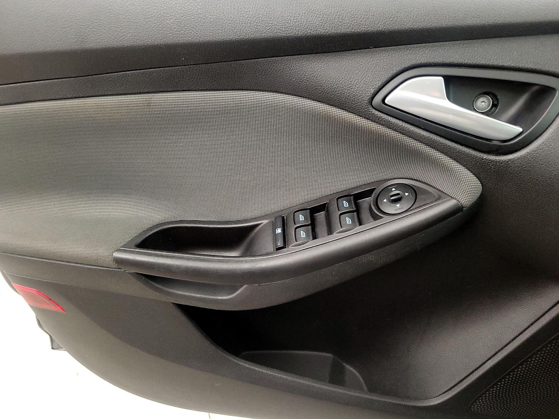 Thumbnail: 2014 Ford Focus - 12