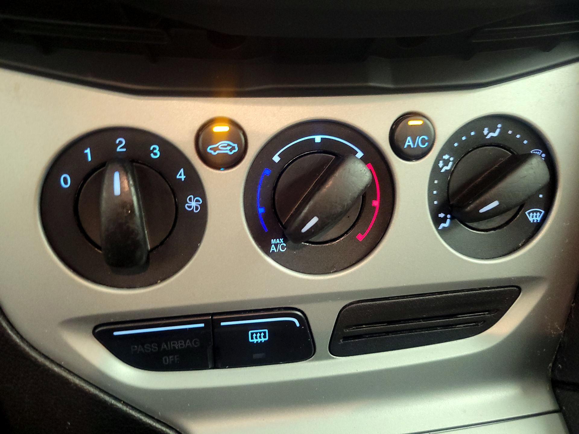 Thumbnail: 2014 Ford Focus - 15