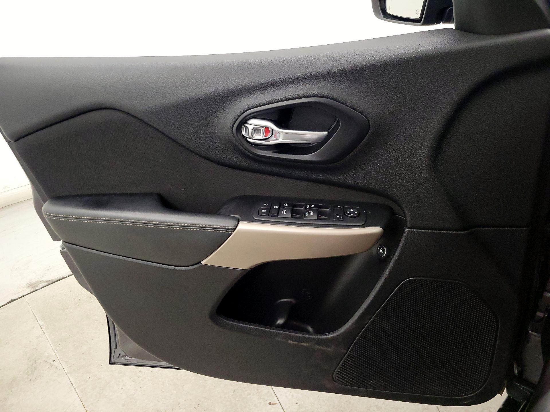 Thumbnail: 2018 Jeep Cherokee - 12