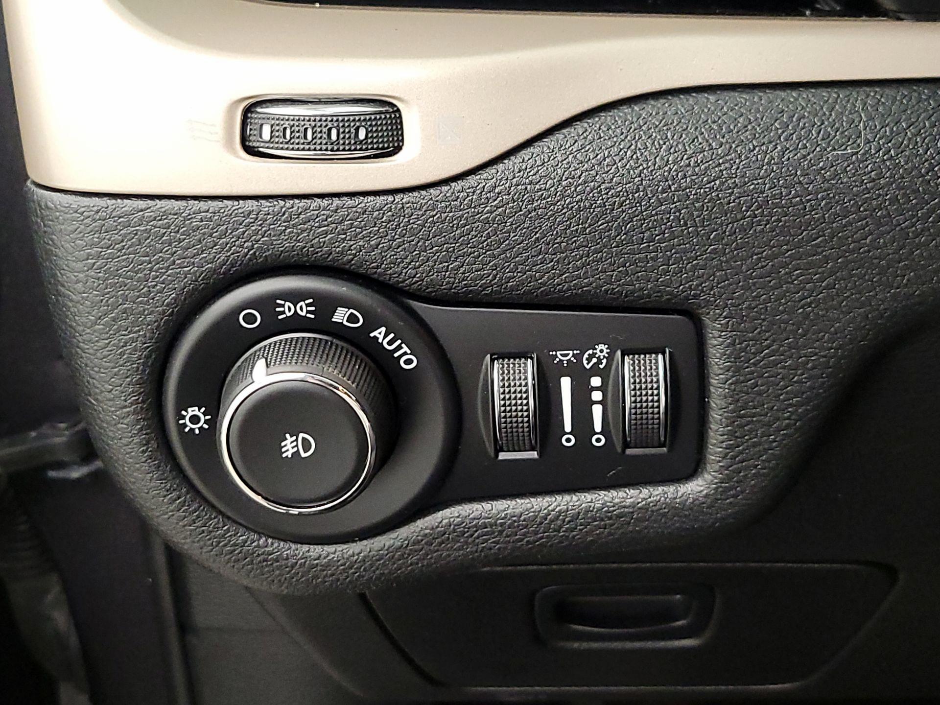 Thumbnail: 2018 Jeep Cherokee - 13