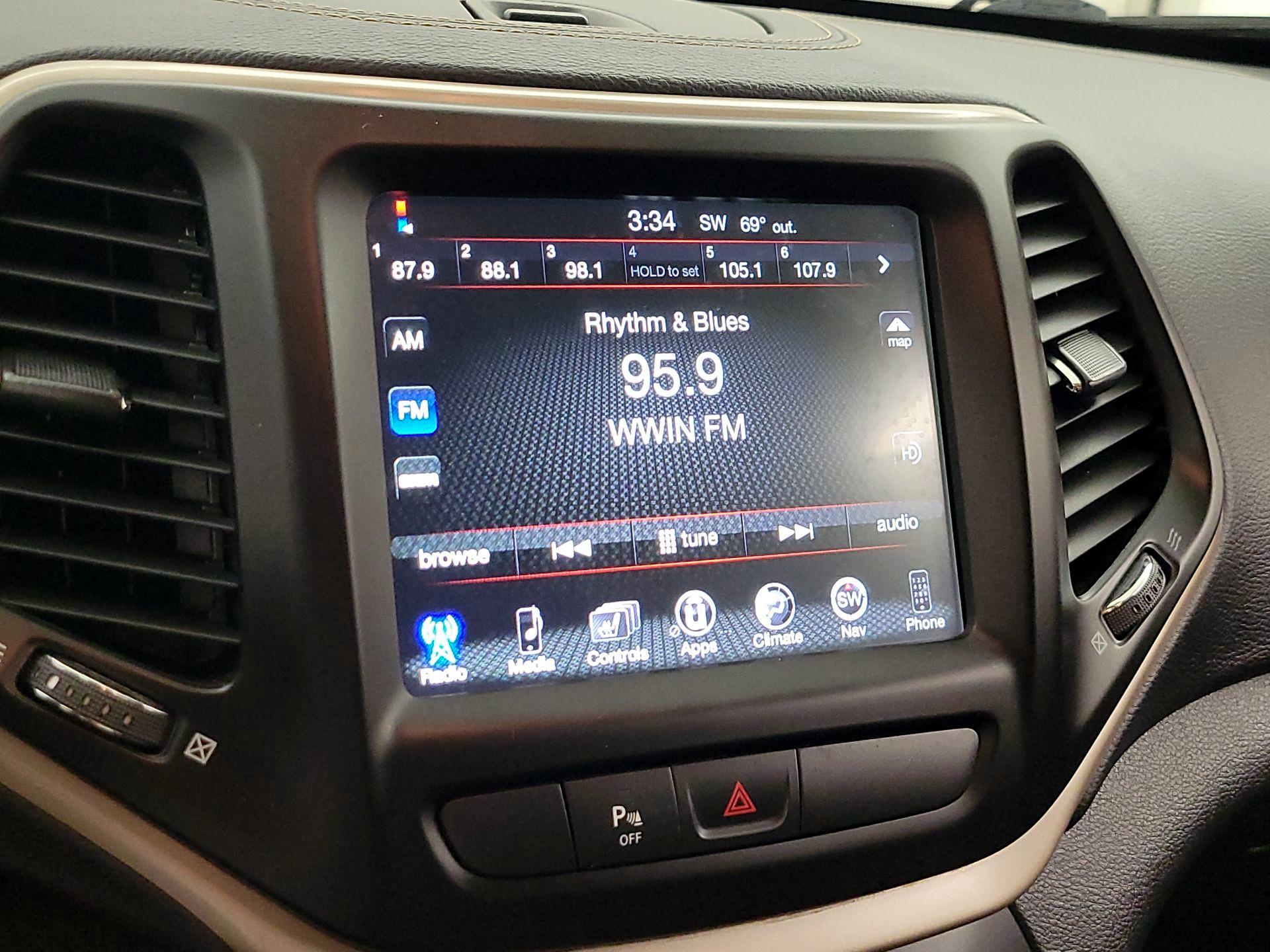 Thumbnail: 2018 Jeep Cherokee - 16