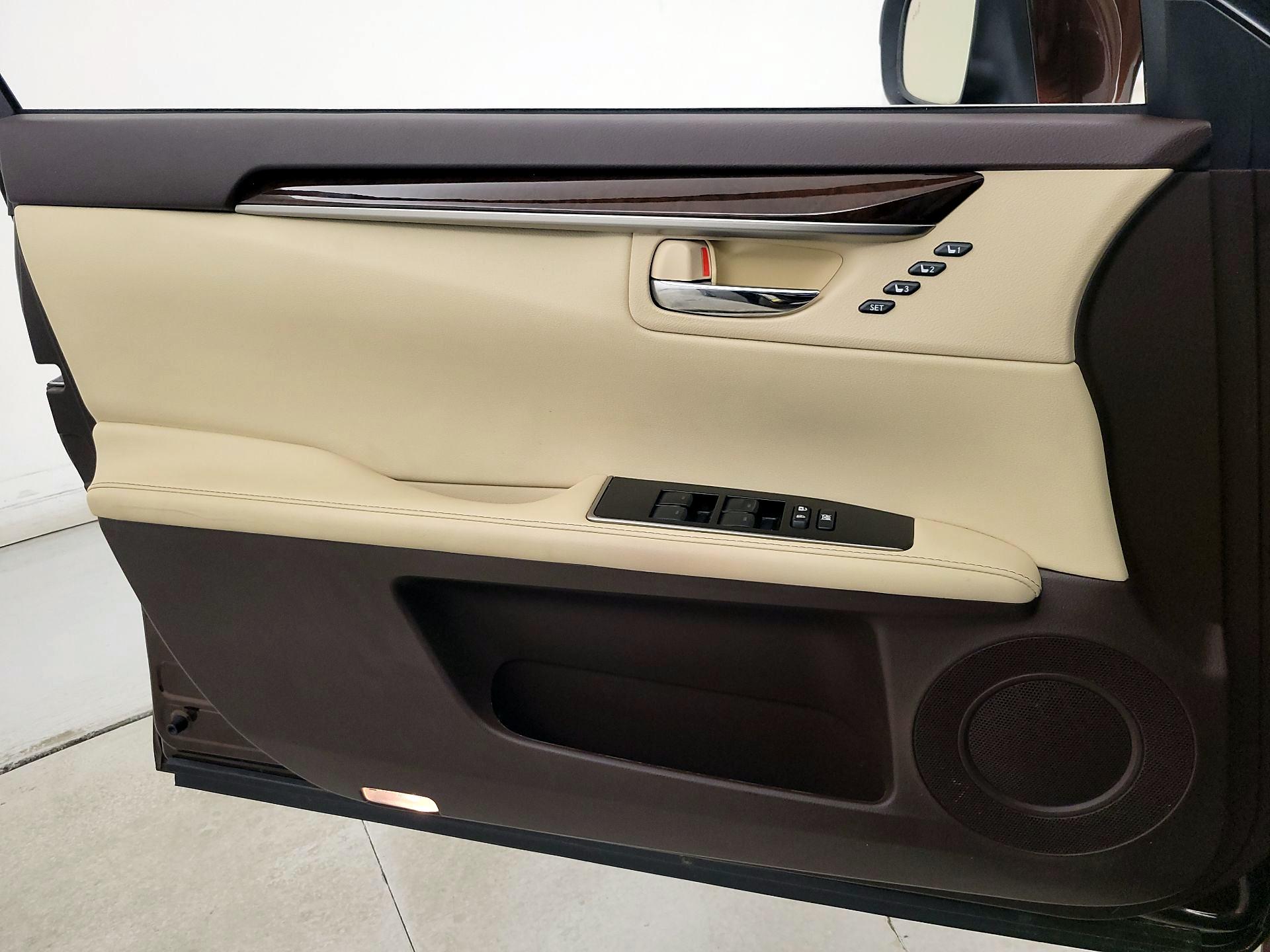 Thumbnail: 2018 Lexus ES - 12