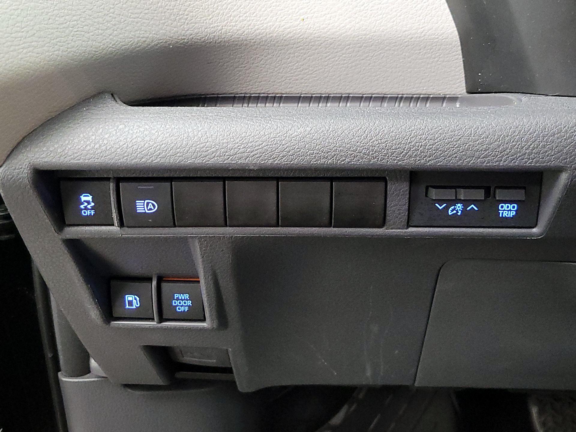 Thumbnail: 2021 Toyota Sienna - 13