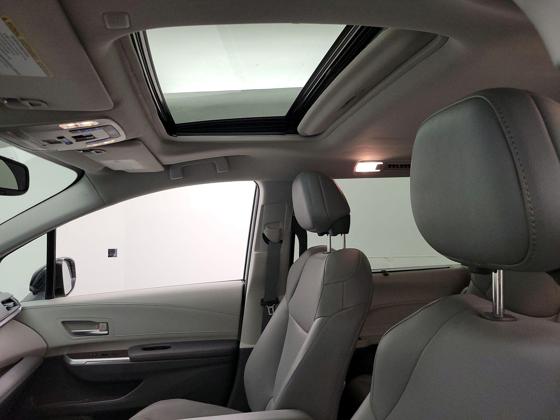 Thumbnail: 2021 Toyota Sienna - 19