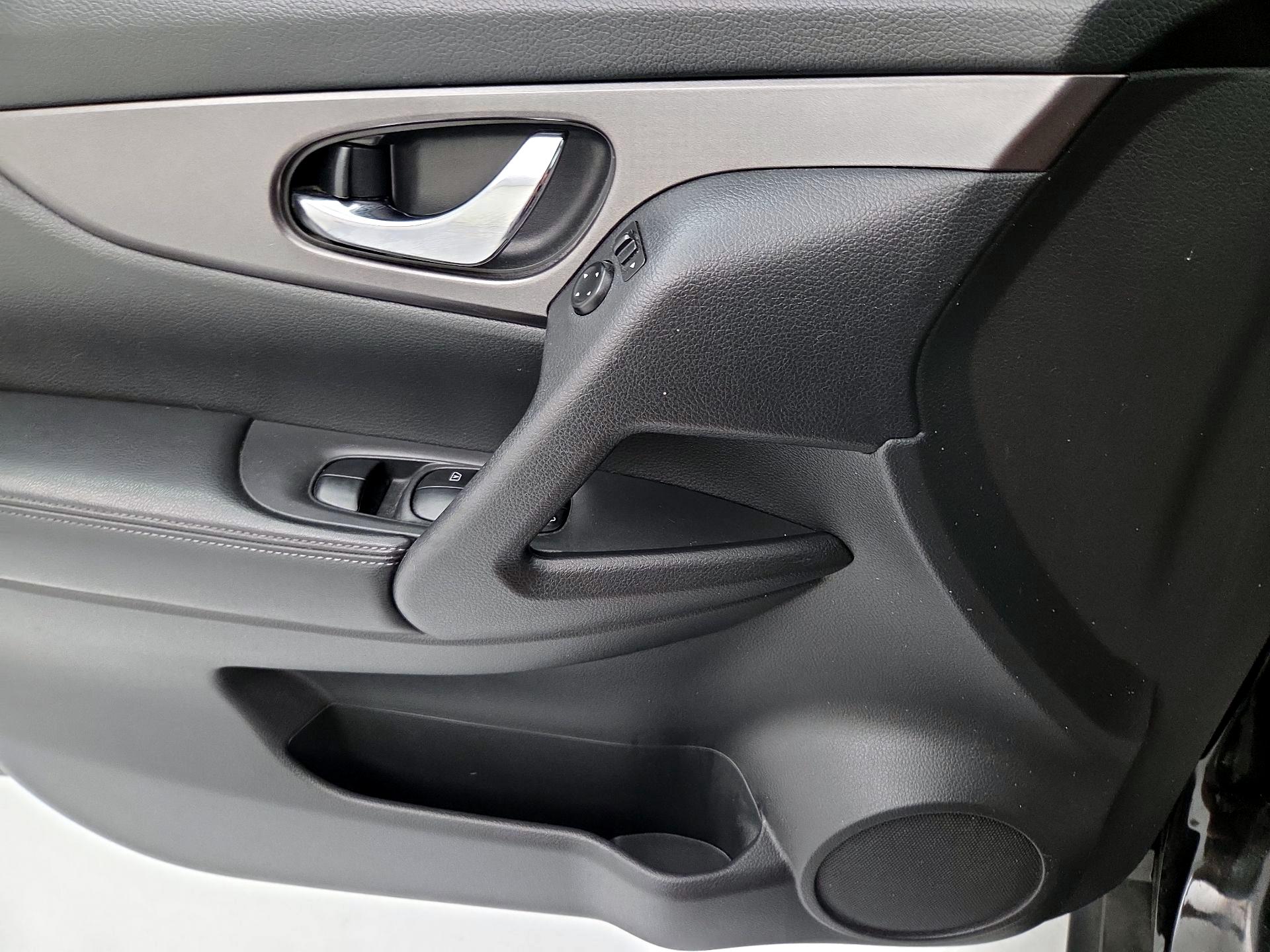 Thumbnail: 2016 Nissan Rogue - 12