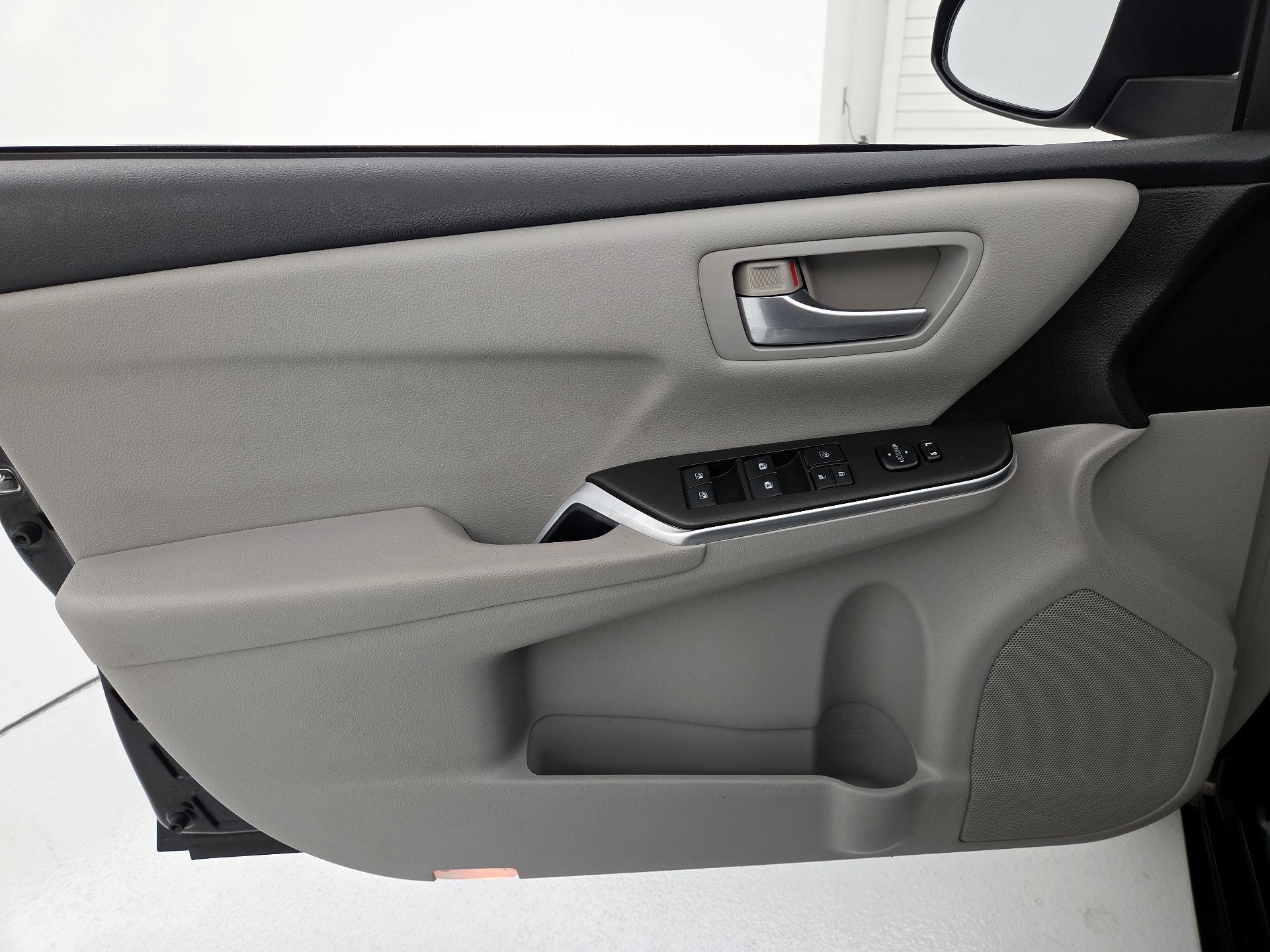 Thumbnail: 2016 Toyota Camry - 12