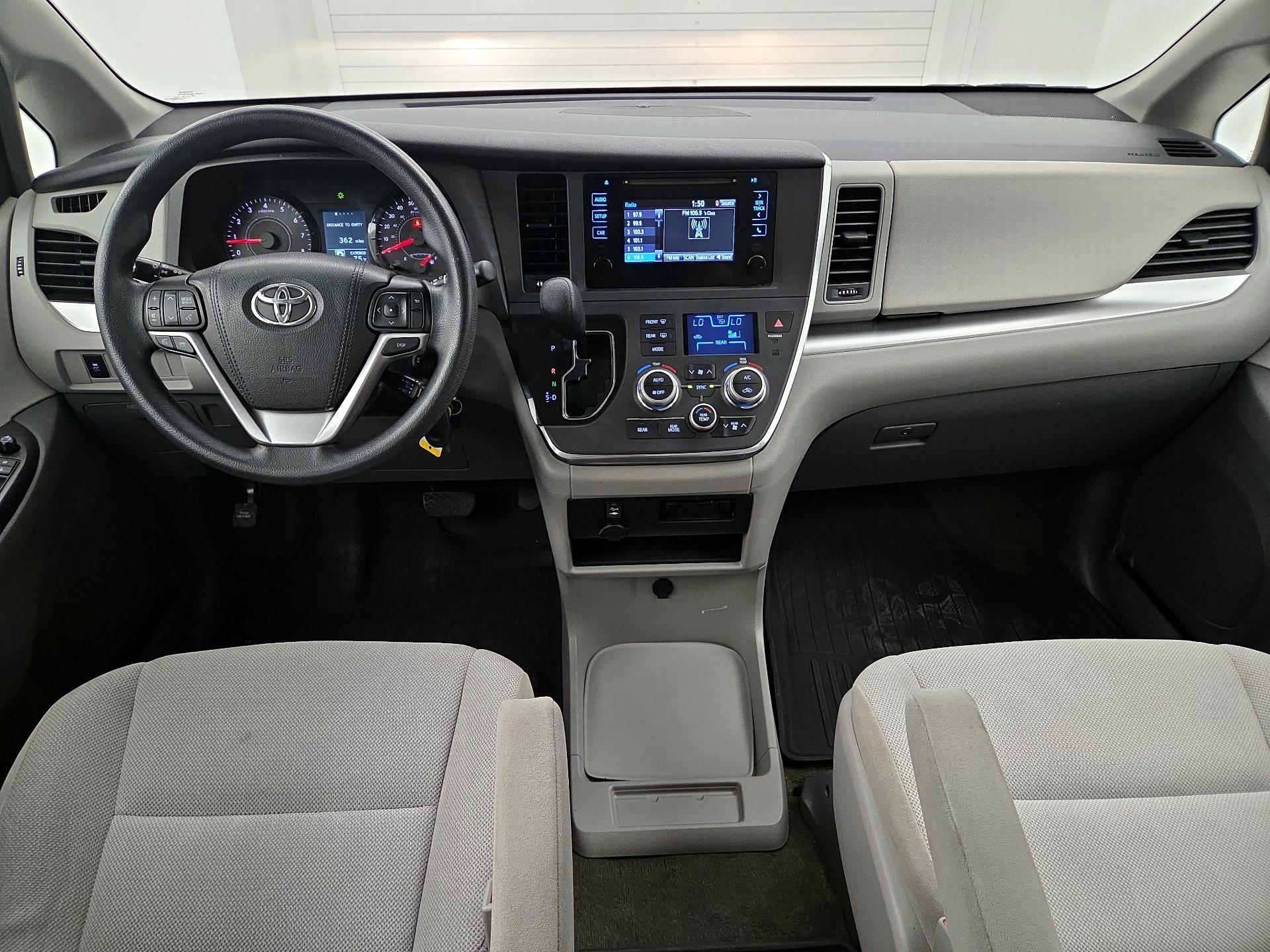 Thumbnail: 2017 Toyota Sienna - 9