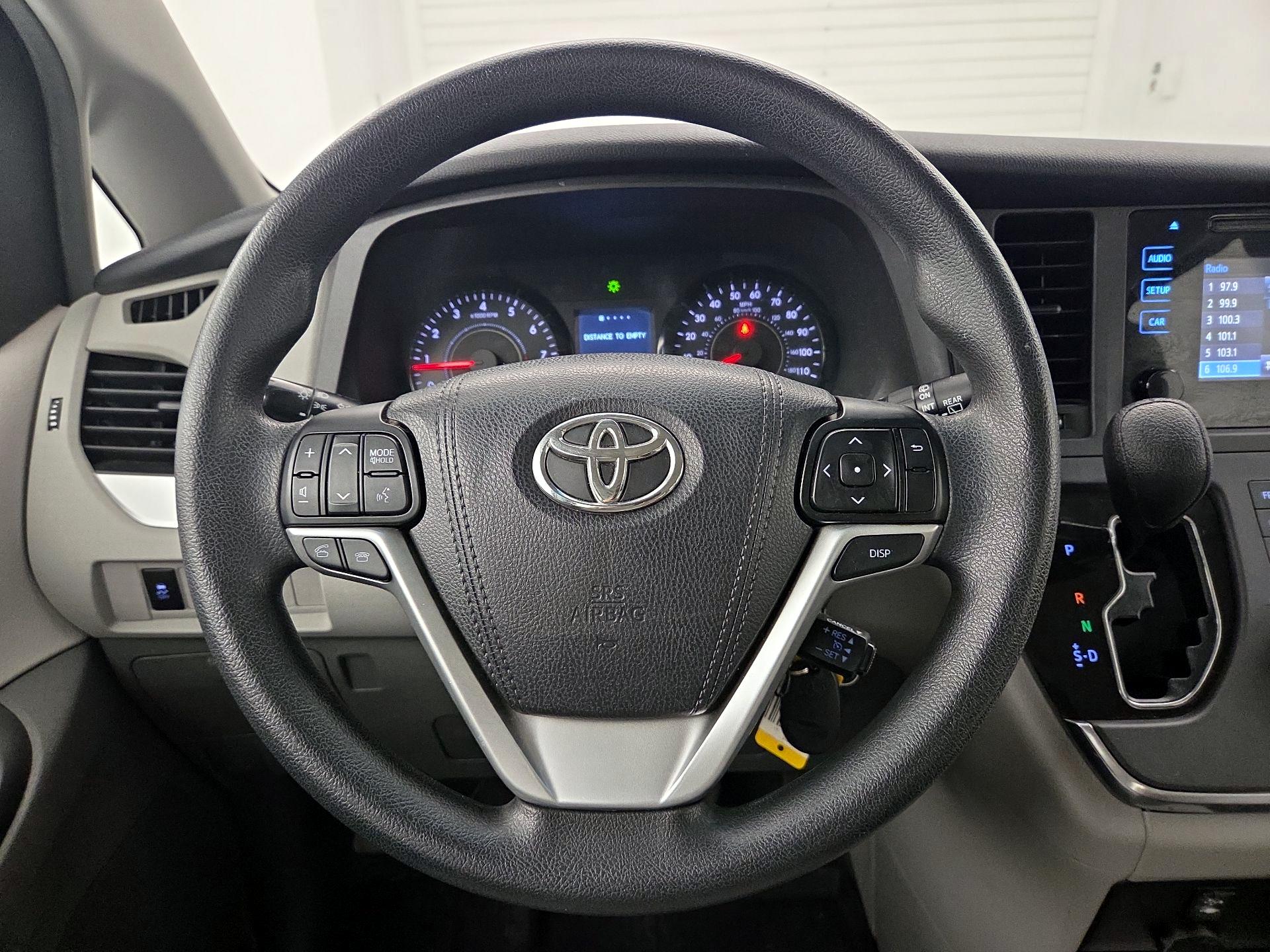 Thumbnail: 2017 Toyota Sienna - 10