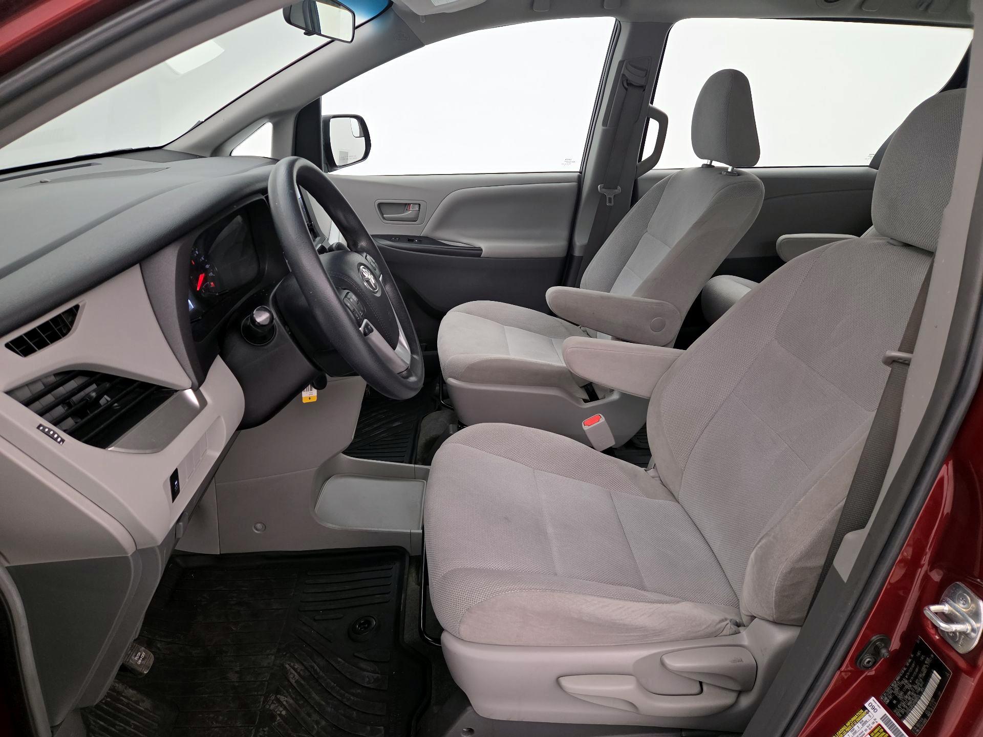 Thumbnail: 2017 Toyota Sienna - 11