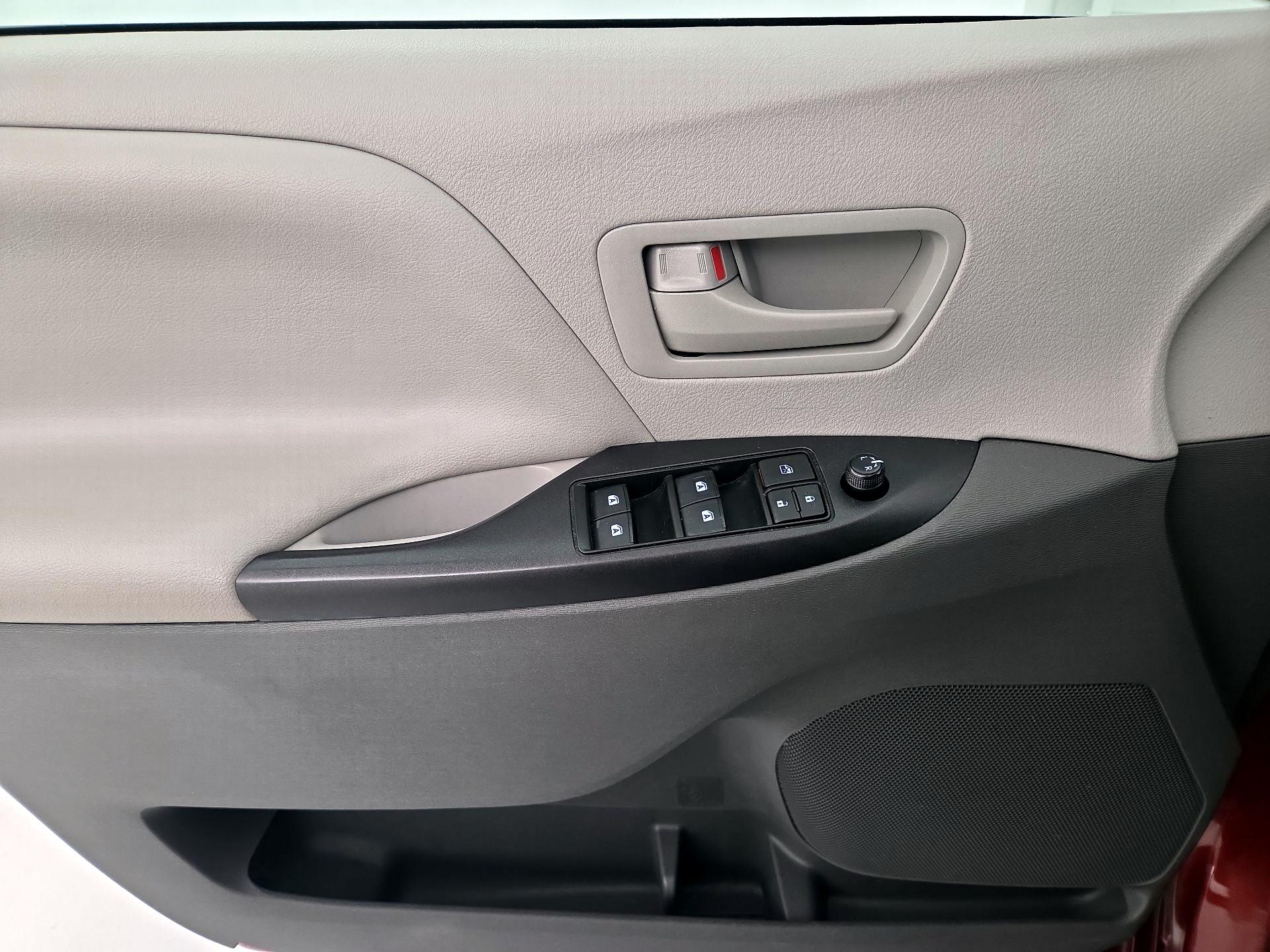 Thumbnail: 2017 Toyota Sienna - 12