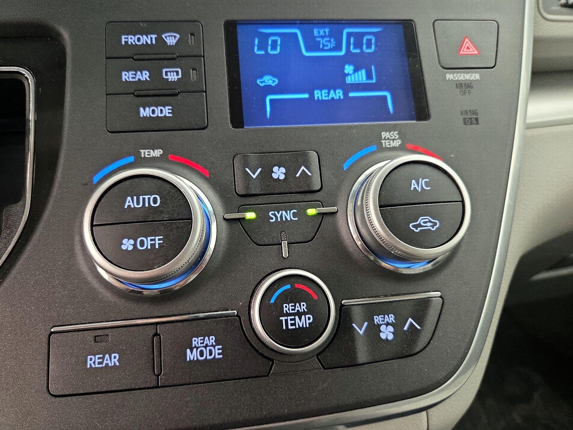 Thumbnail: 2017 Toyota Sienna - 16