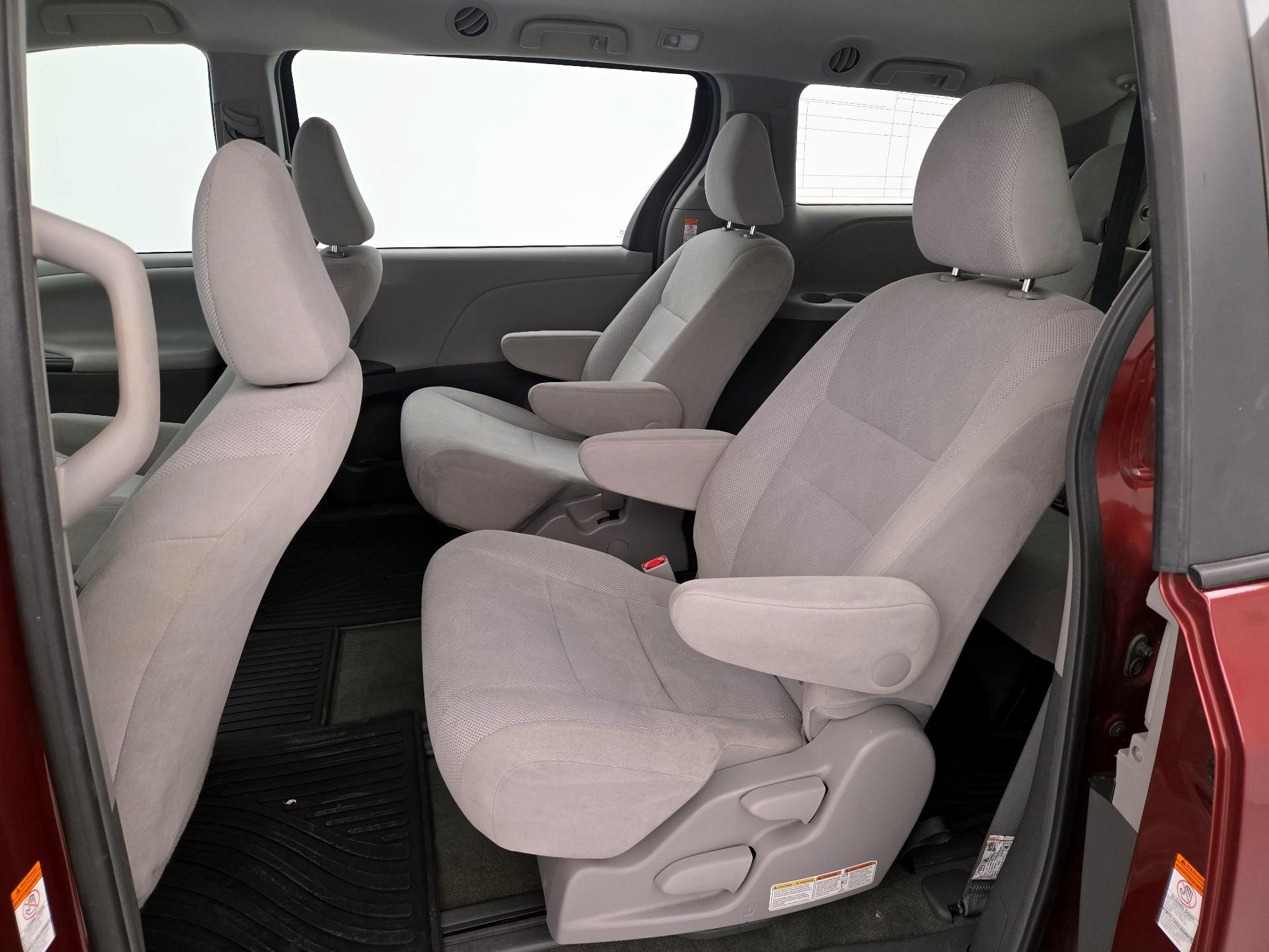 Thumbnail: 2017 Toyota Sienna - 19
