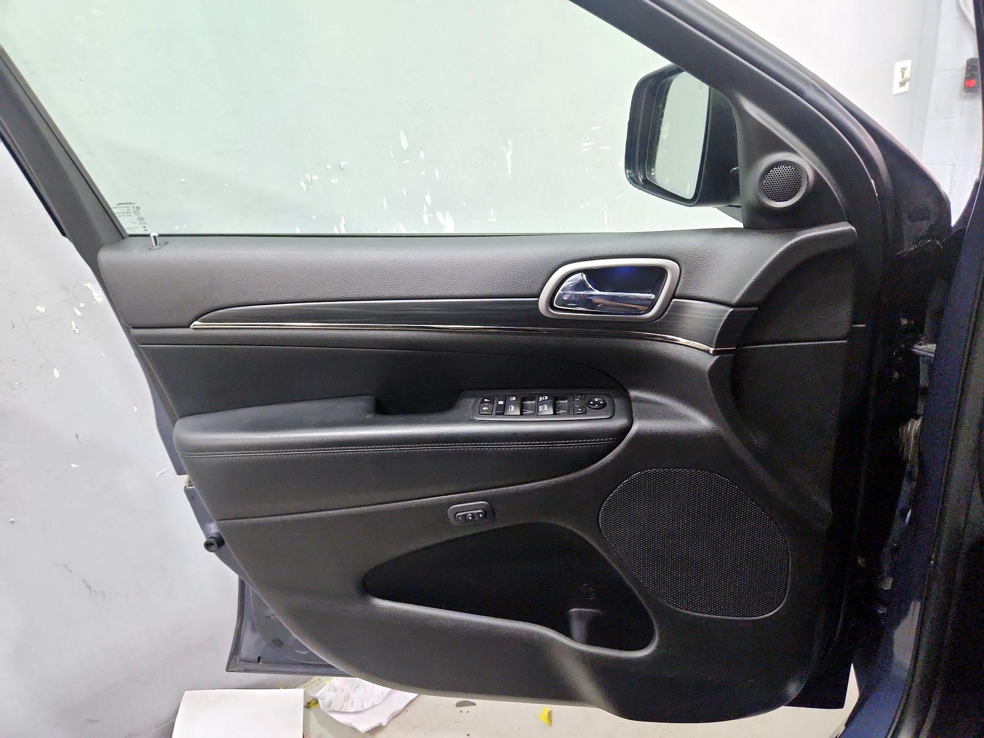 Thumbnail: 2020 Jeep Grand Cherokee - 12