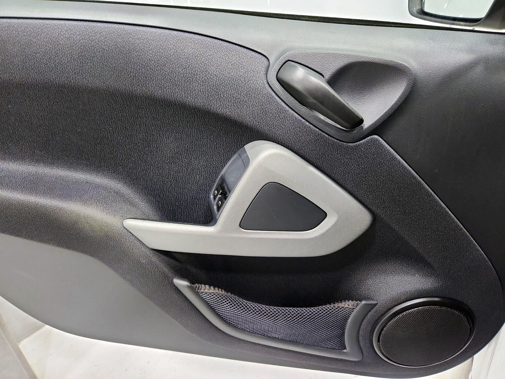 Thumbnail: 2015 smart fortwo - 12