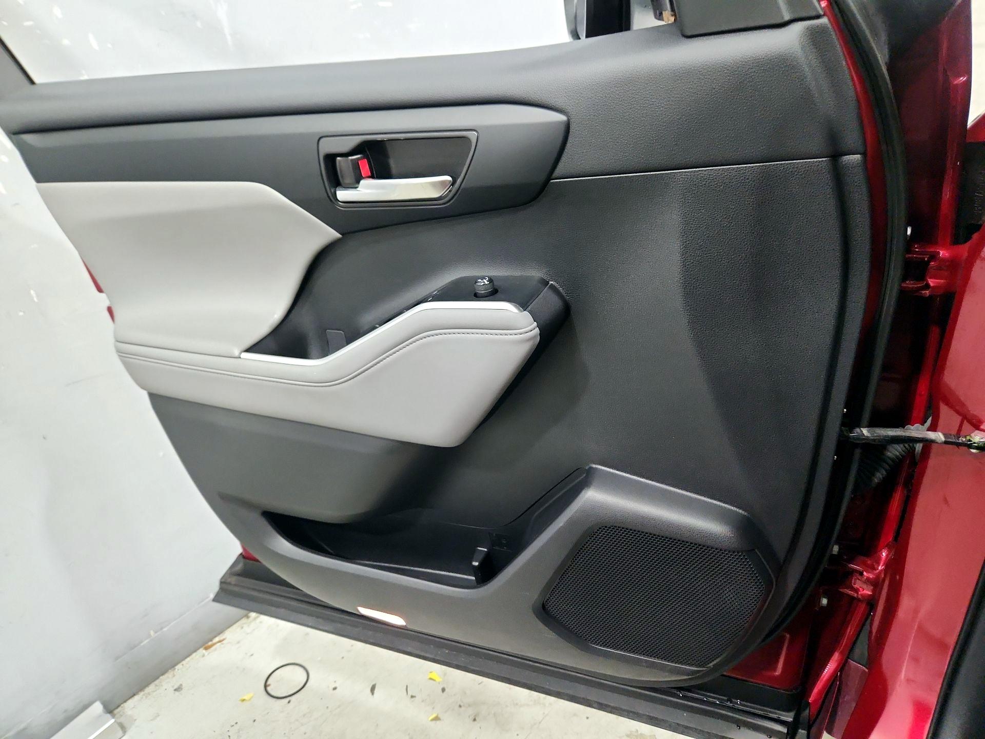 Thumbnail: 2022 Toyota Highlander - 12