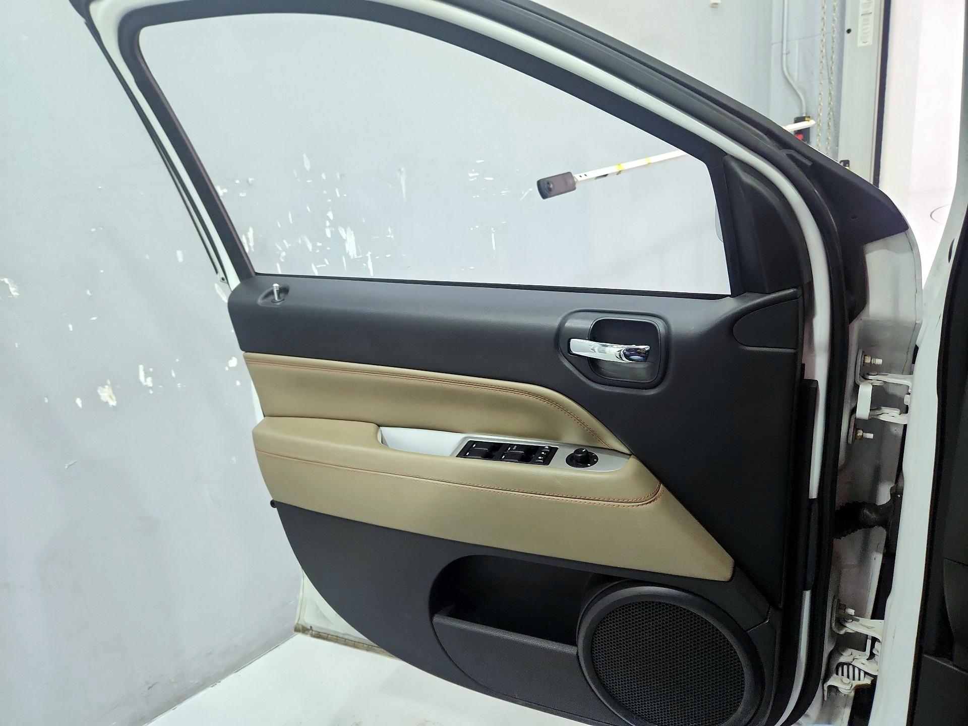 Thumbnail: 2015 Jeep Compass - 12