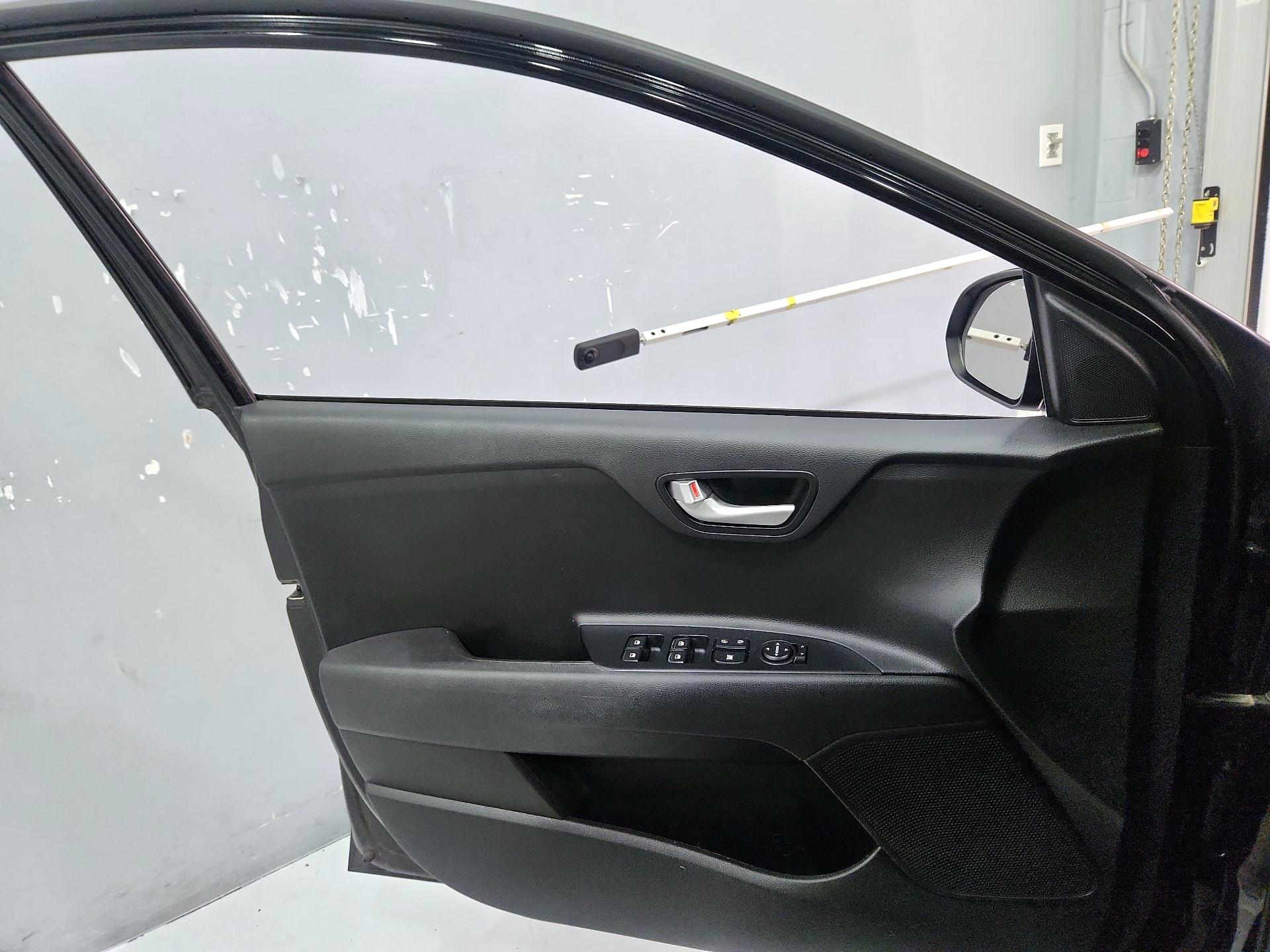 Thumbnail: 2020 Kia Rio - 12