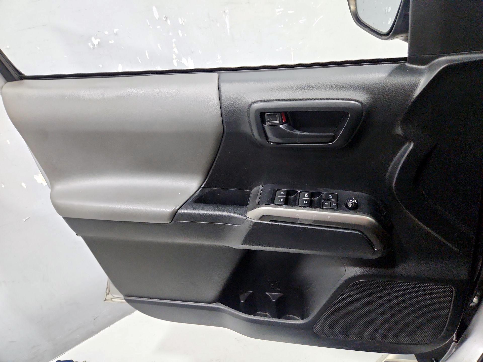 Thumbnail: 2019 Toyota Tacoma - 12