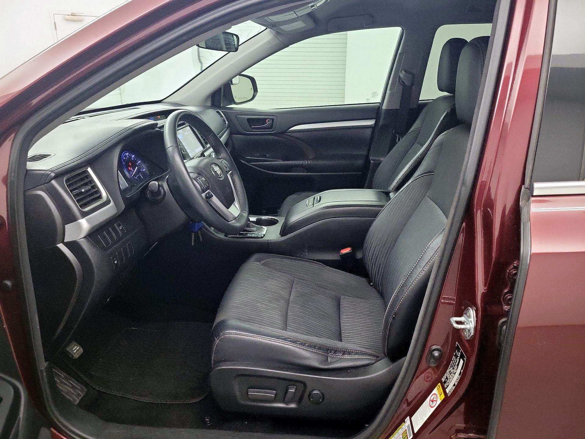 Thumbnail: 2016 Toyota Highlander - 9