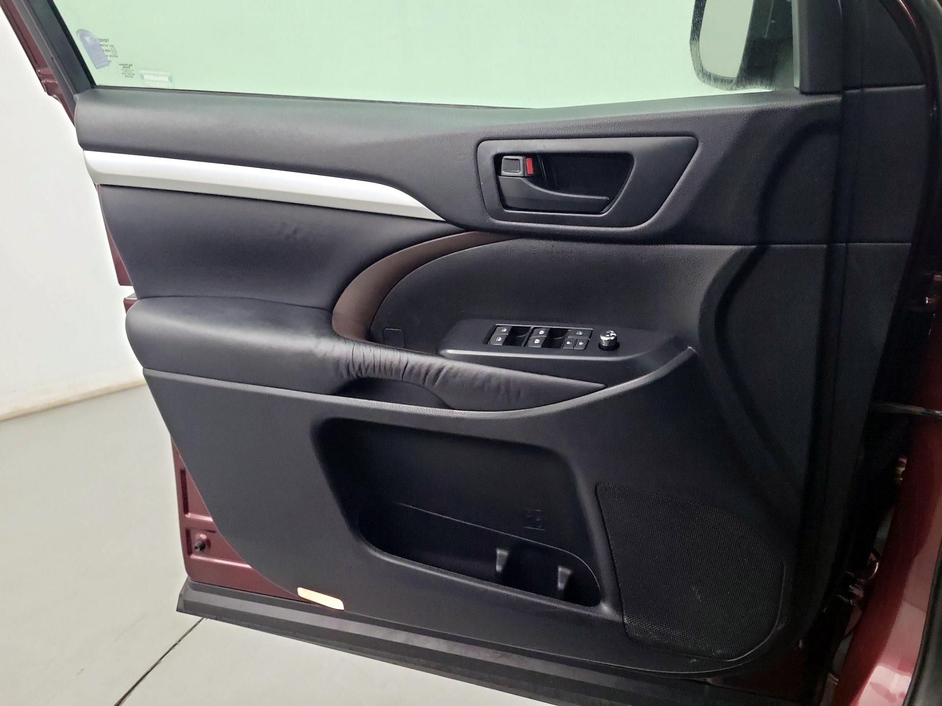 Thumbnail: 2016 Toyota Highlander - 10