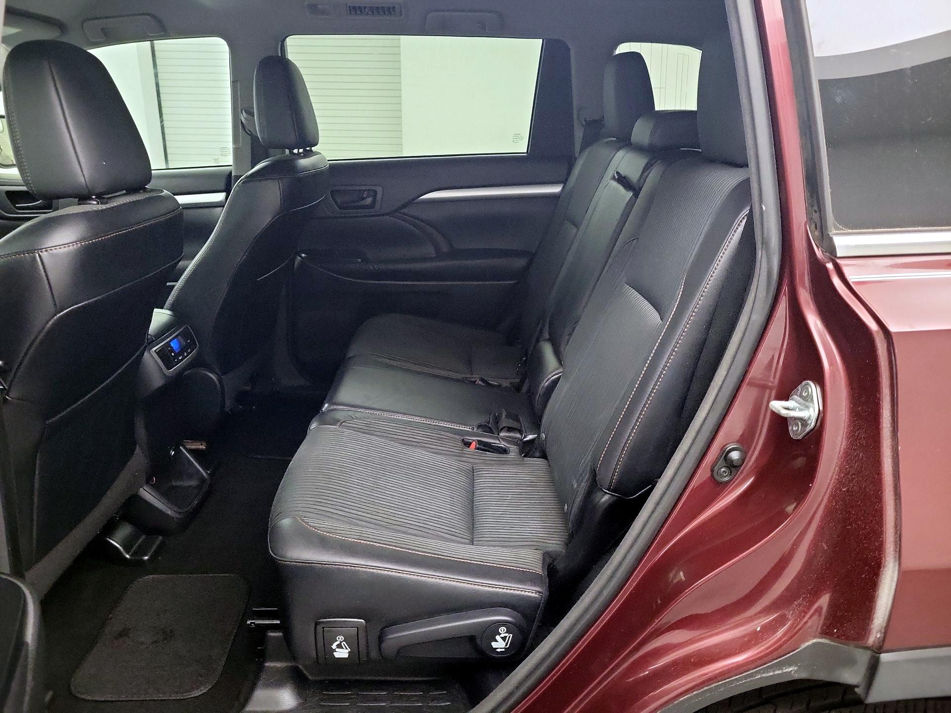 Thumbnail: 2016 Toyota Highlander - 17