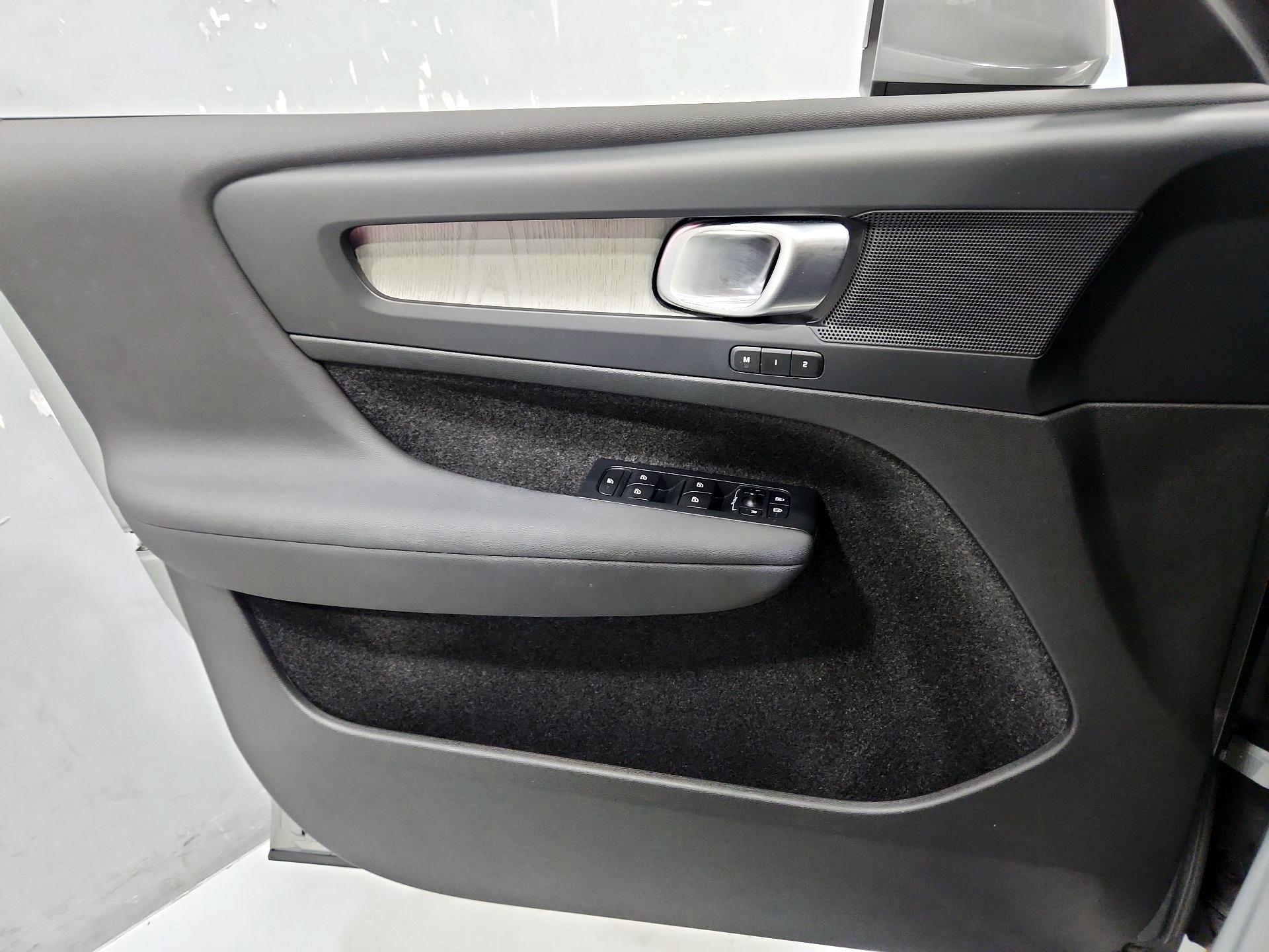 Thumbnail: 2024 Volvo XC40 - 12