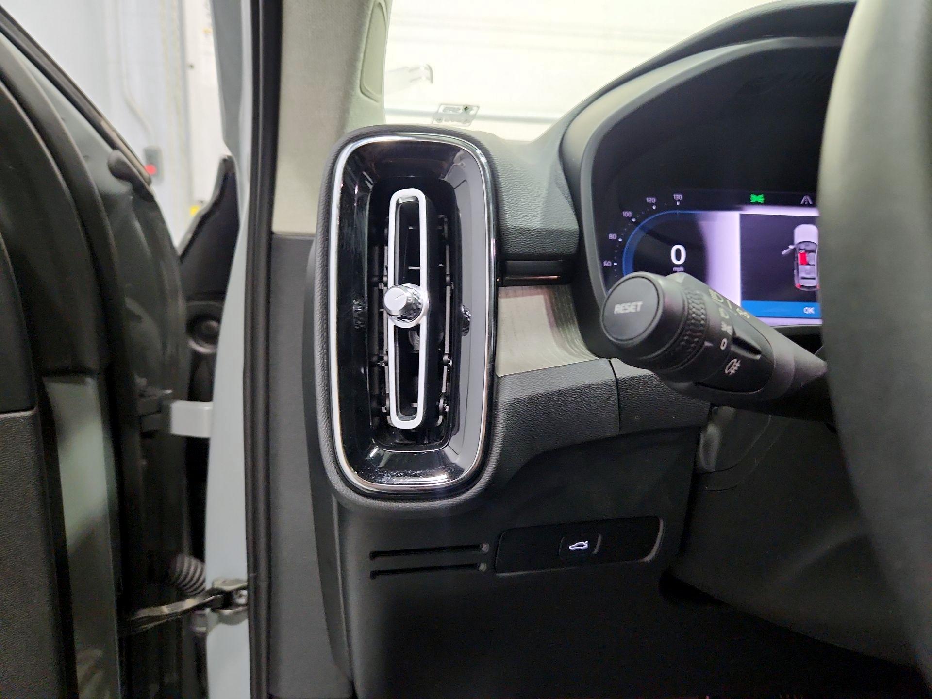 Thumbnail: 2024 Volvo XC40 - 13